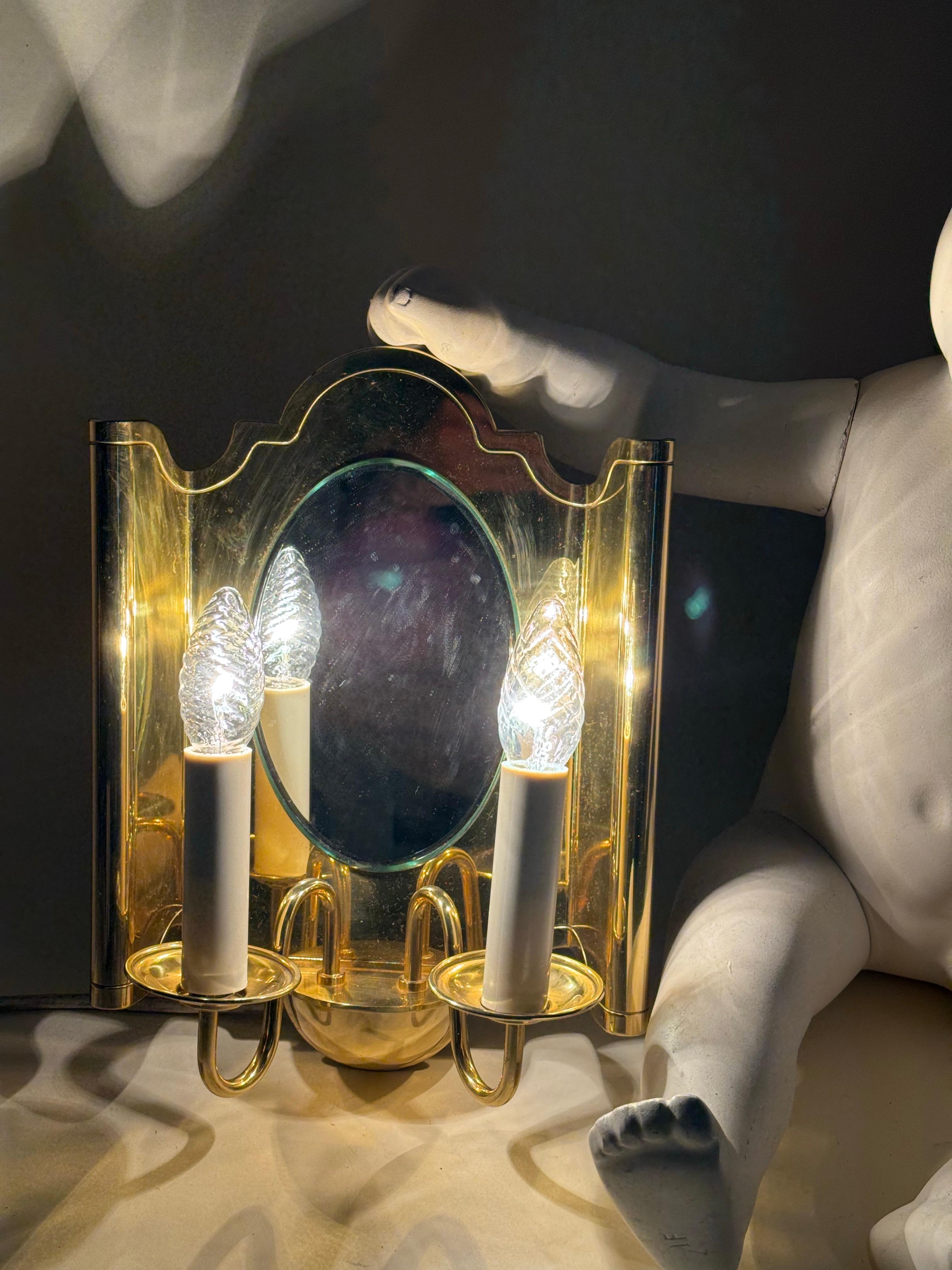 Hollywood Regency Lampe murale de luxe en laiton avec miroir, Vereinigte Werkstätten en vente