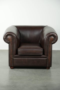 Lussuosa poltrona Chesterfield in pelle di vacchetta marrone con un look inglese senza tempo