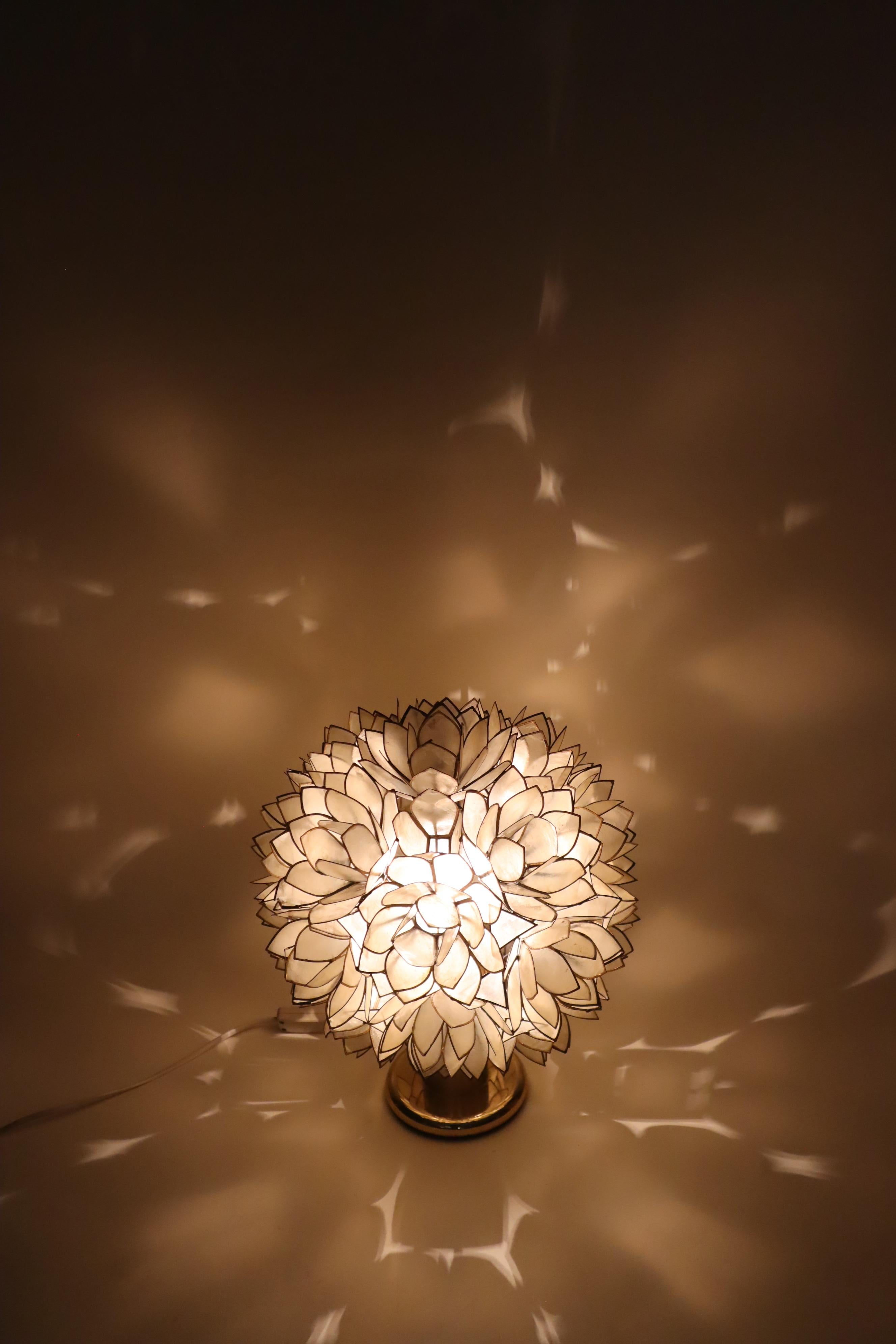 Luxury Capiz Shell Lotus Flower Table Lamp, 1960s For Sale 3