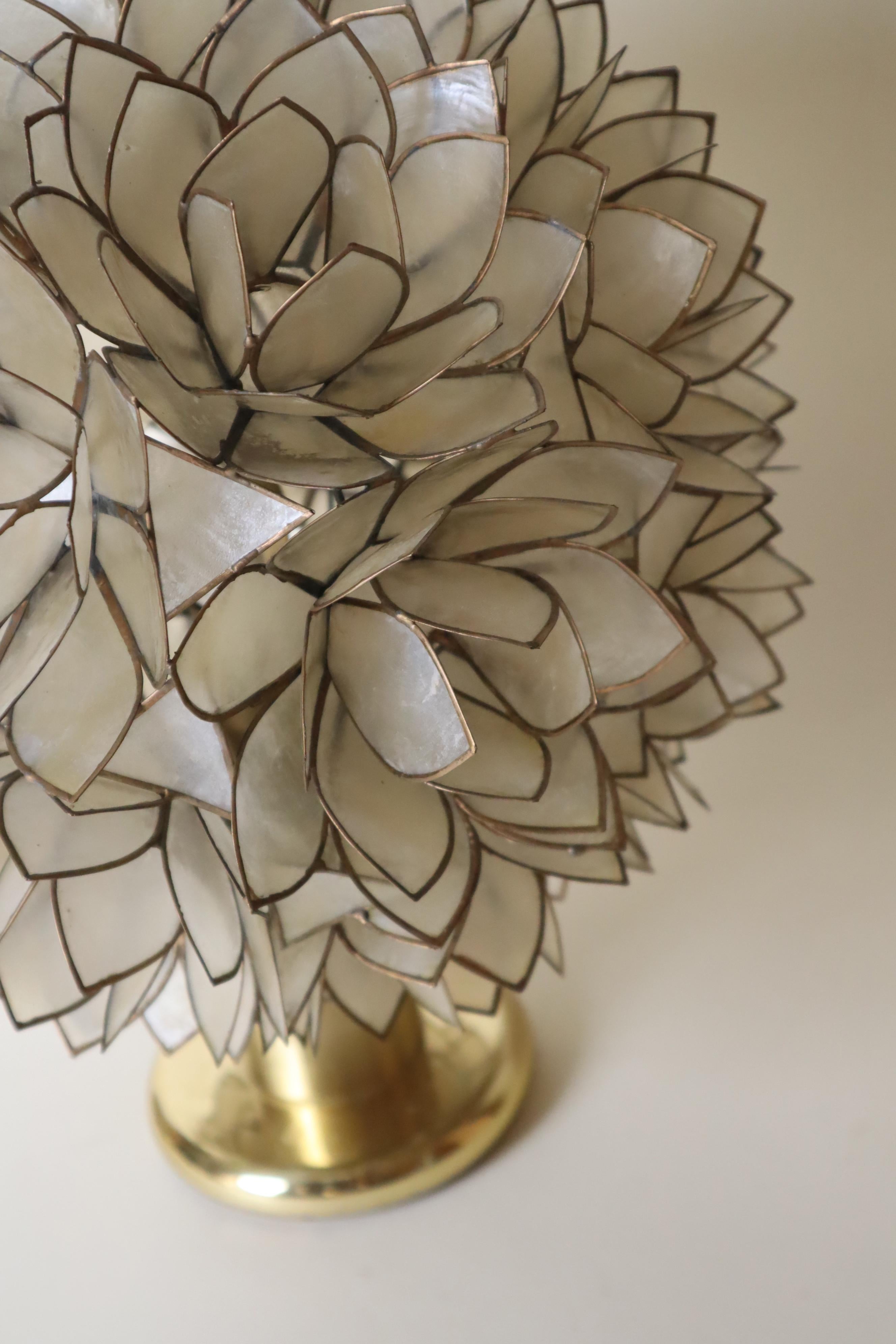 Luxury Capiz Shell Lotus Flower Table Lamp, 1960s In Good Condition For Sale In Hannover, DE