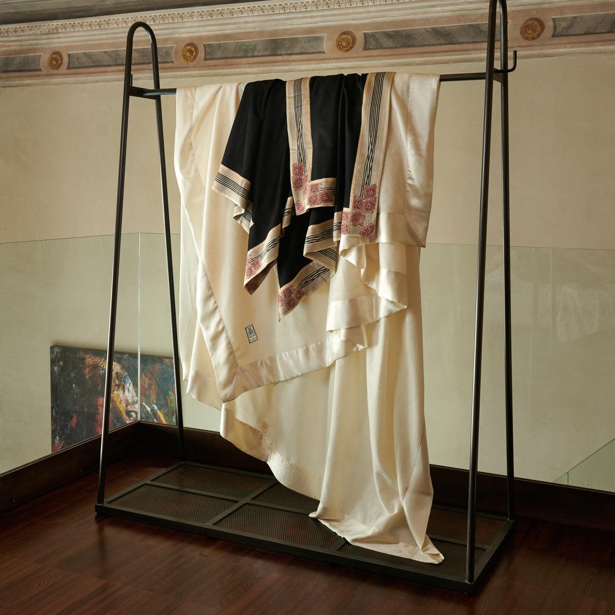 Vuelve el glamour. Manta de cachemira de lujo con mezcla de lana de cordero. Disponible en tamaño king size, queen size o traveller throw, en blanco o negro cuervo. Molidos en Inglaterra, en el molino más apreciado del mundo, que funciona desde 1783