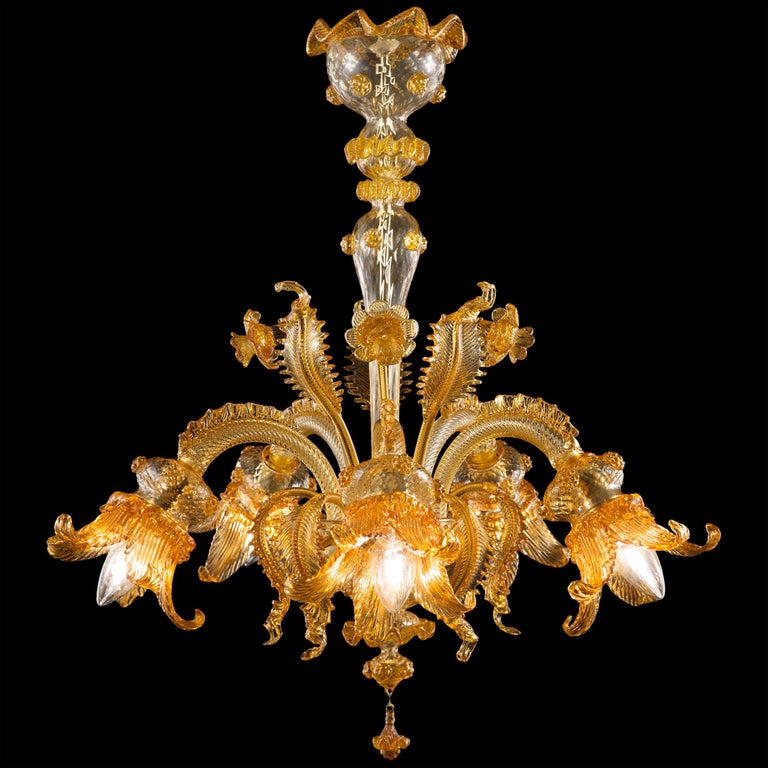 Luxury chandelier 5 arms amber and gold Murano glass with upper flowers and leaves Golden-Century 86 by Multiforme
The collection of artistic glass chandeliers Golden Century 086 is a tribute to the golden and luxurious Venice of the XVIIIth. The