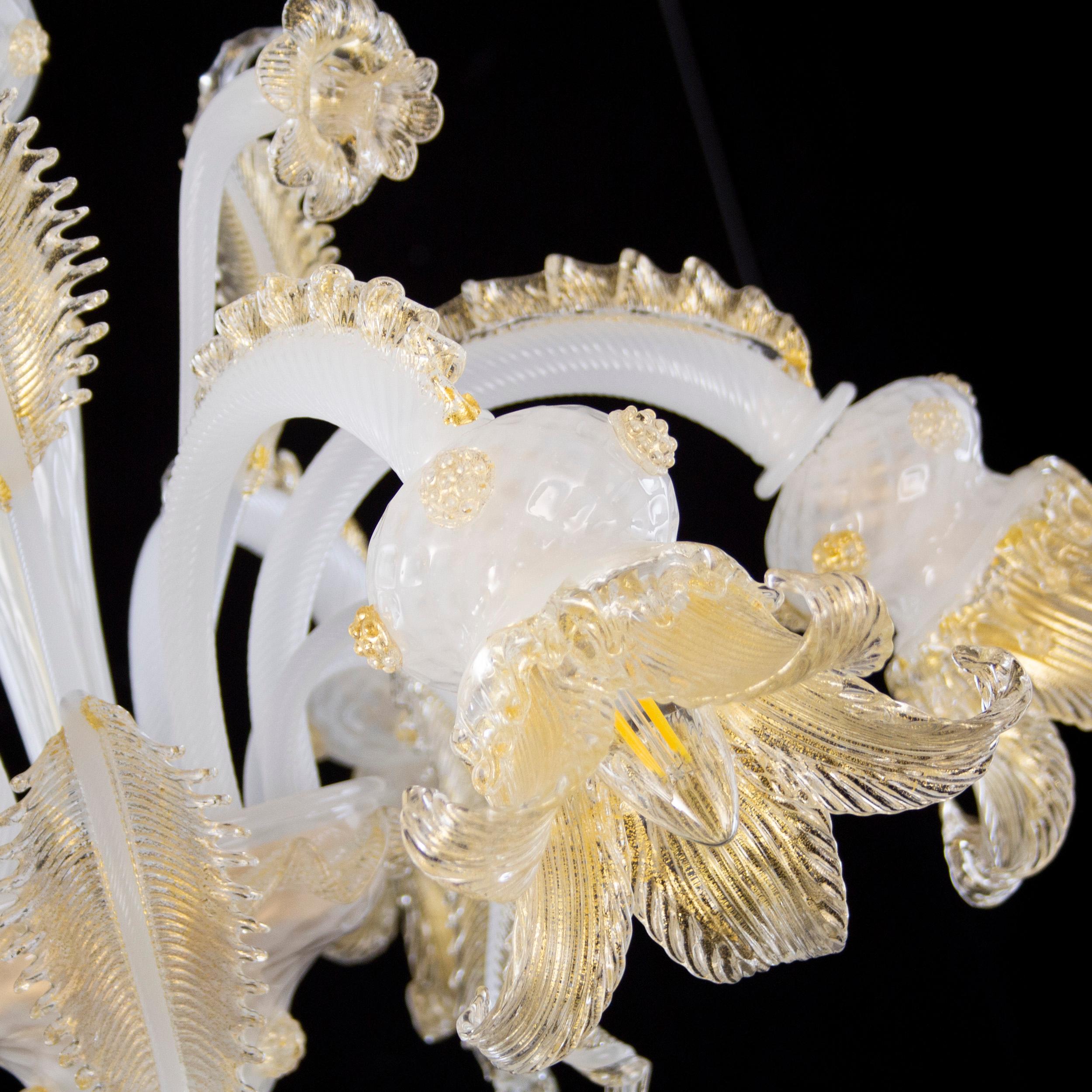 Luxury chandelier 6 arms silk, gold and clear Murano glass with upper flowers and leaves Golden-Century 86 by Multiforme
The collection of artistic glass chandeliers Golden Century 086 is a tribute to the golden and luxurious Venice of the XVIIIth.