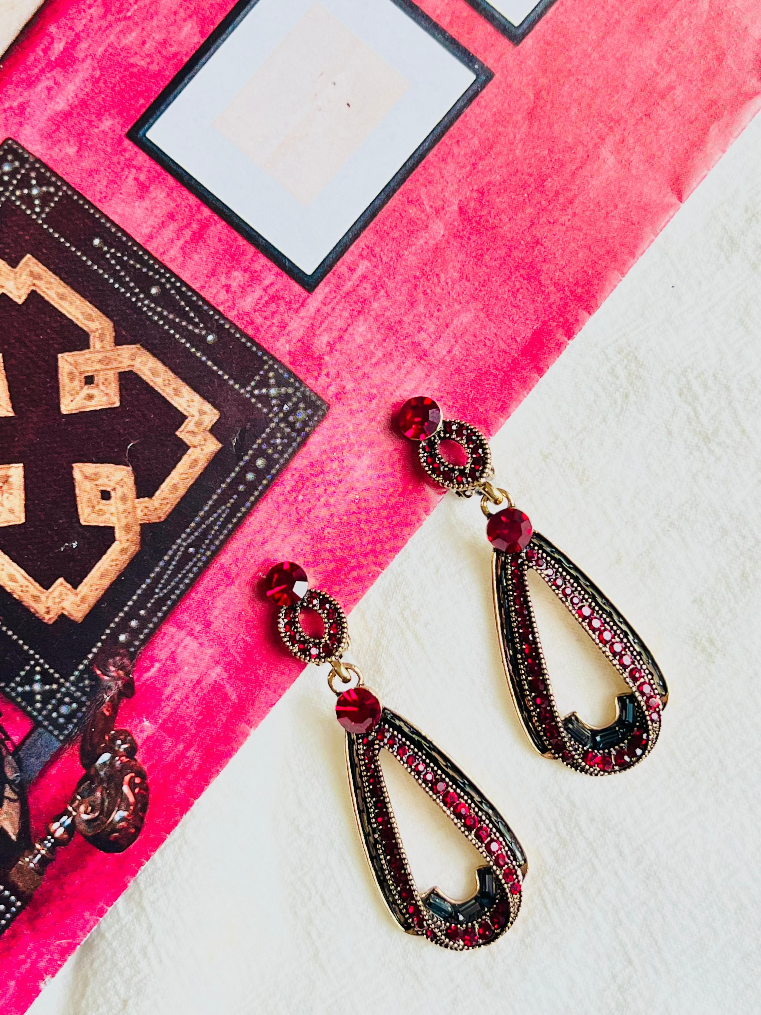 Art Déco Orecchini classici di lusso con rubino rosso e cristalli Swarovski a goccia, in oro retrò e a clip in vendita