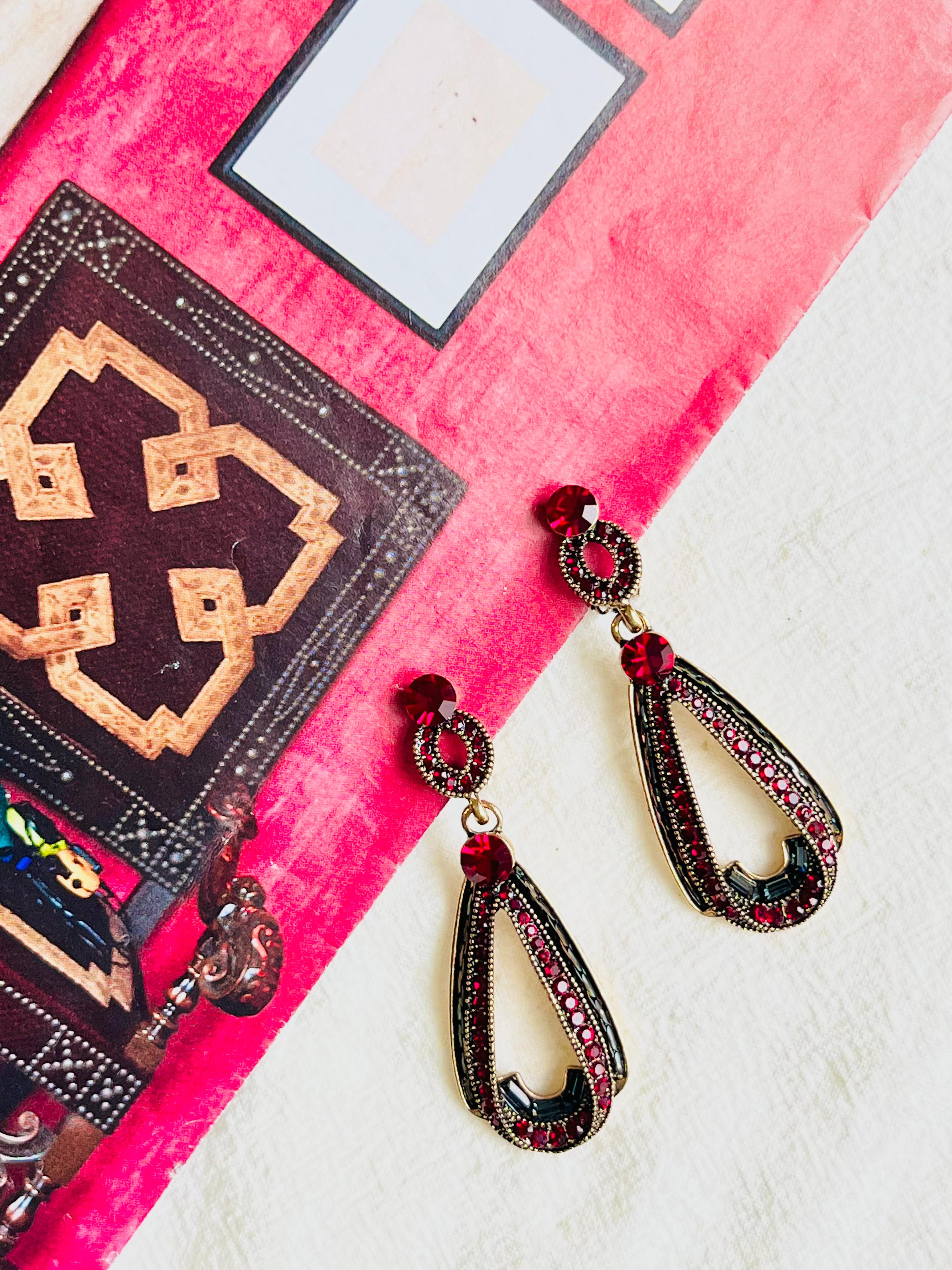 Orecchini classici di lusso con rubino rosso e cristalli Swarovski a goccia, in oro retrò e a clip In condizioni Nuovo in vendita a Wokingham, England