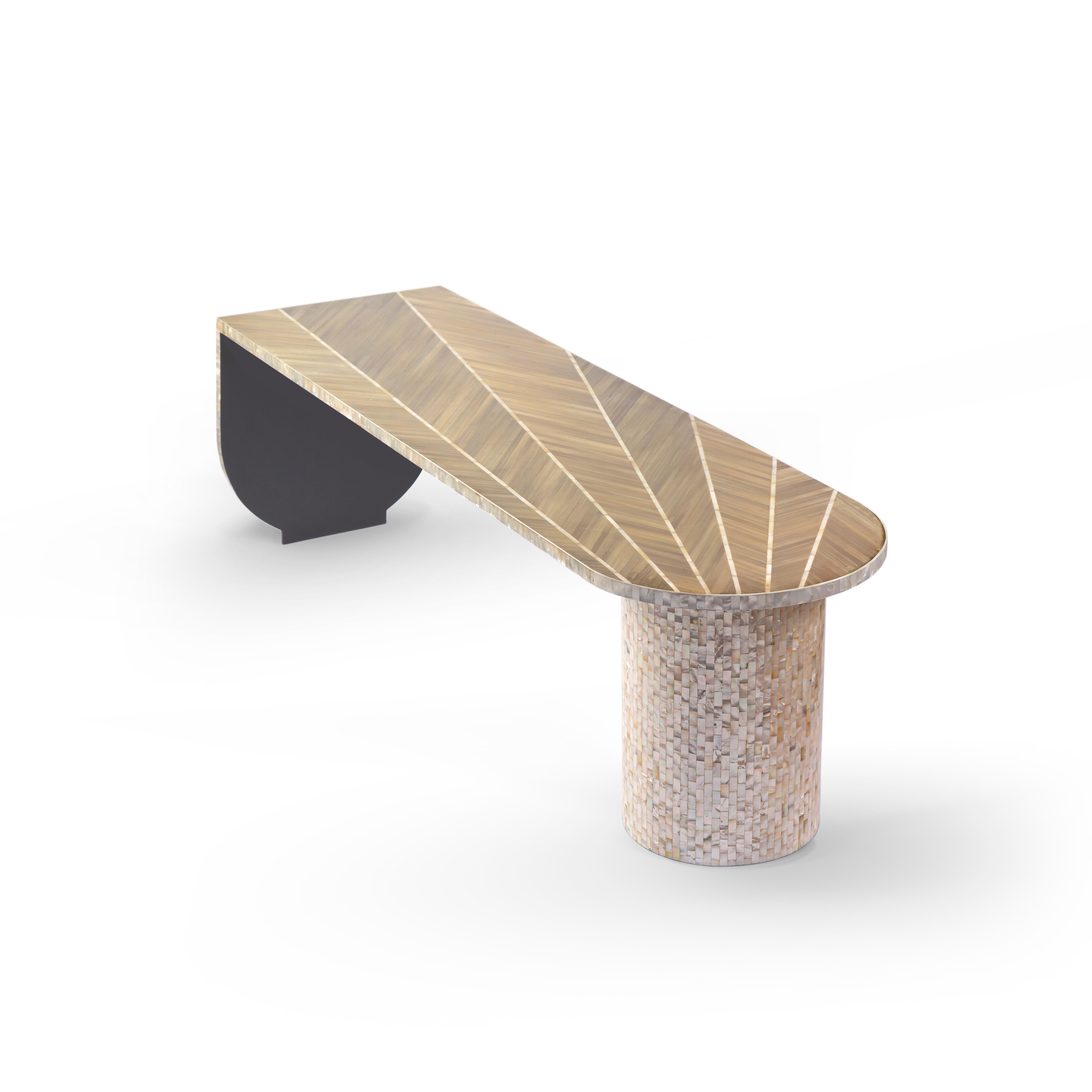 Table basse de luxe avec paille et nacre posées à la main.
Une table basse rayonnante avec de la paille et de la nacre posées à la main dans d'élégantes nuances d'or. Le motif est une magnifique déconstruction géométrique de la brillance des étoiles