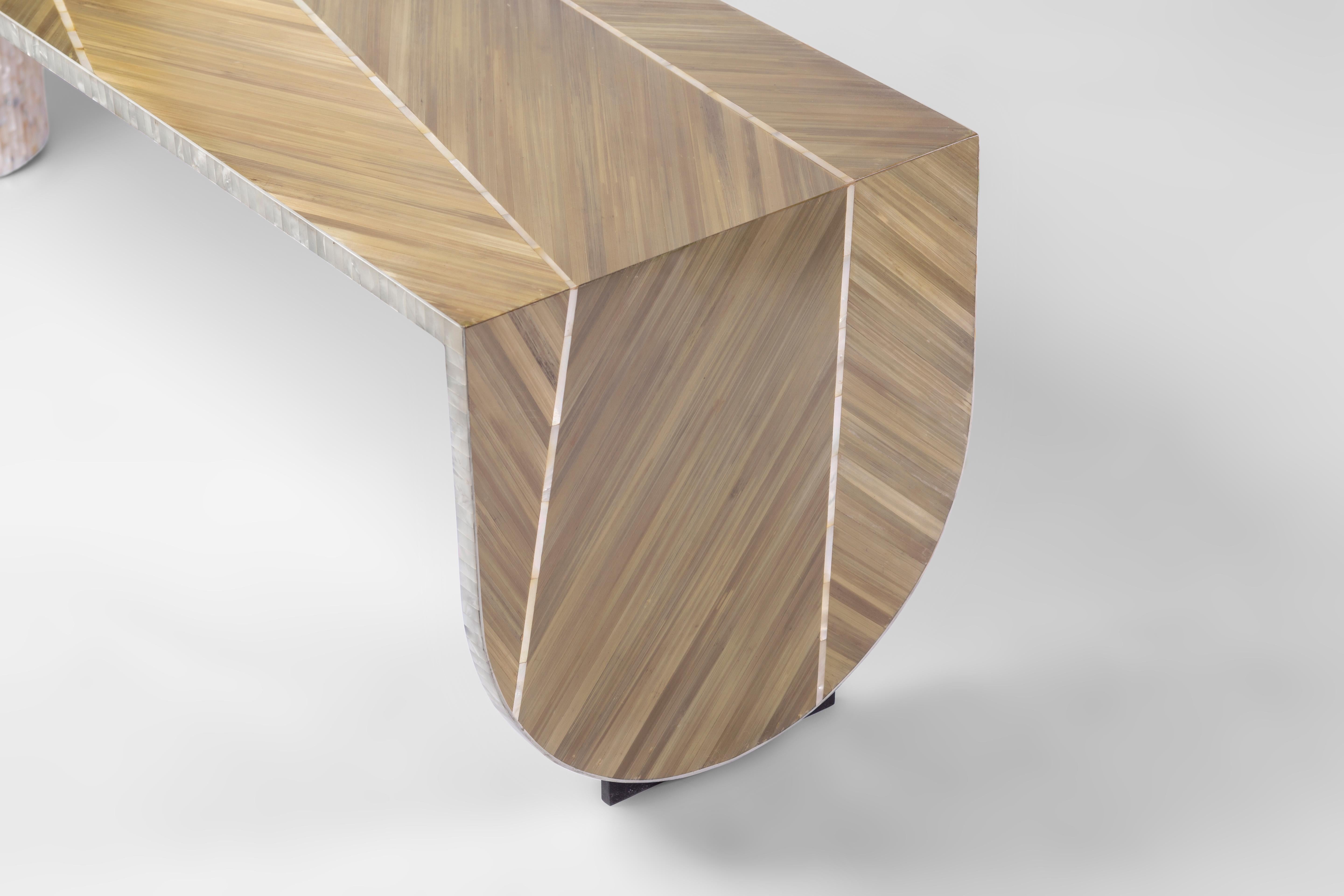 Moderne Table basse de luxe avec paille dorée lavée à la main et nacre en vente