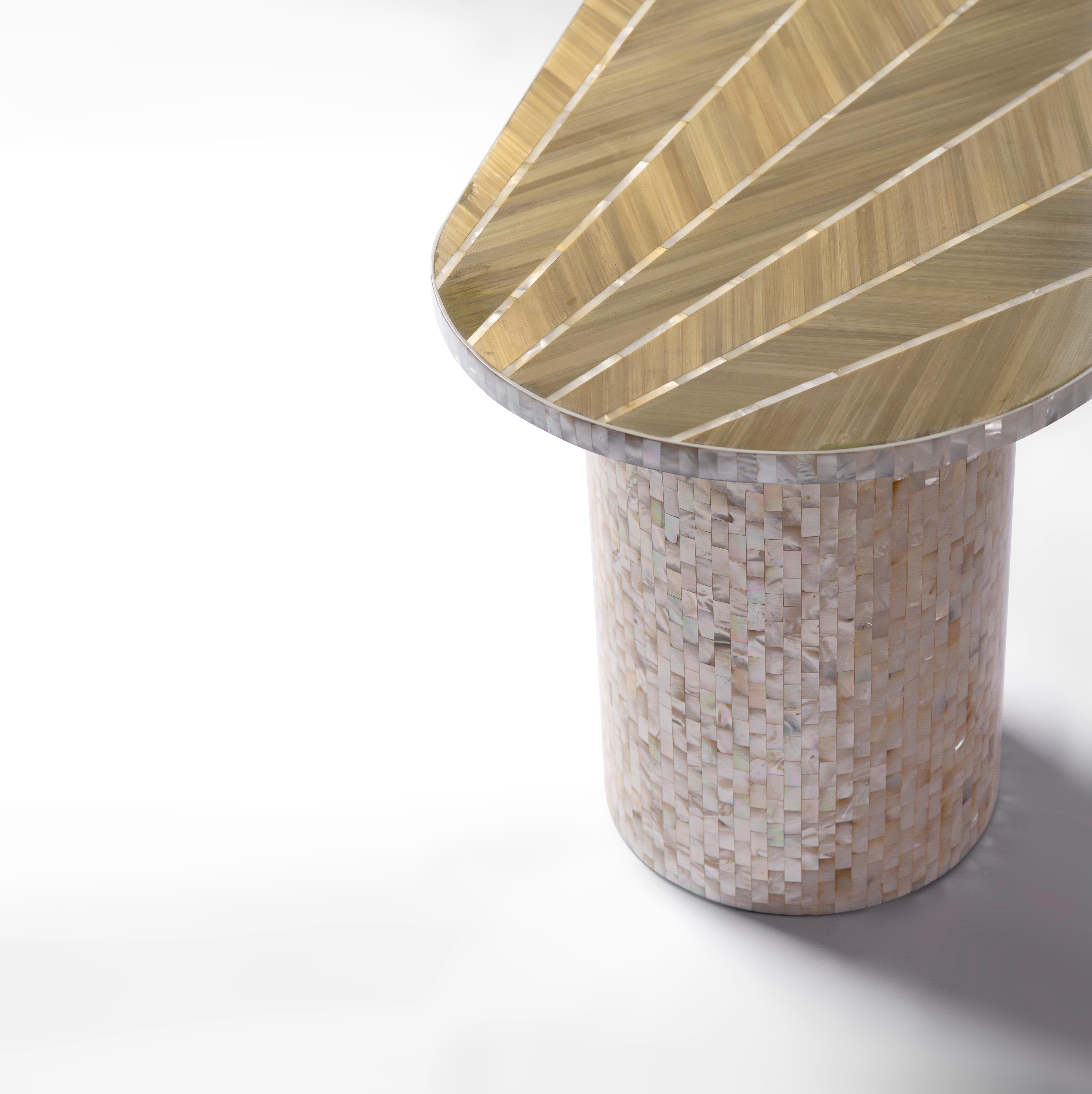 Égyptien Table basse de luxe avec paille dorée lavée à la main et nacre en vente