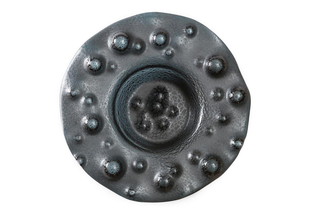 Kupferfarbener Glanz mit dezenten Grünspan-Nuancen krönt diese 410 mm (16,1 Zoll) große Luxus-Obstschale. Coates prägt wirbelnde Ringe ein und bringt dann eine kupferfarbene Titanbeschichtung an, die Fingerabdrücken und Küchensäuren widersteht. Die