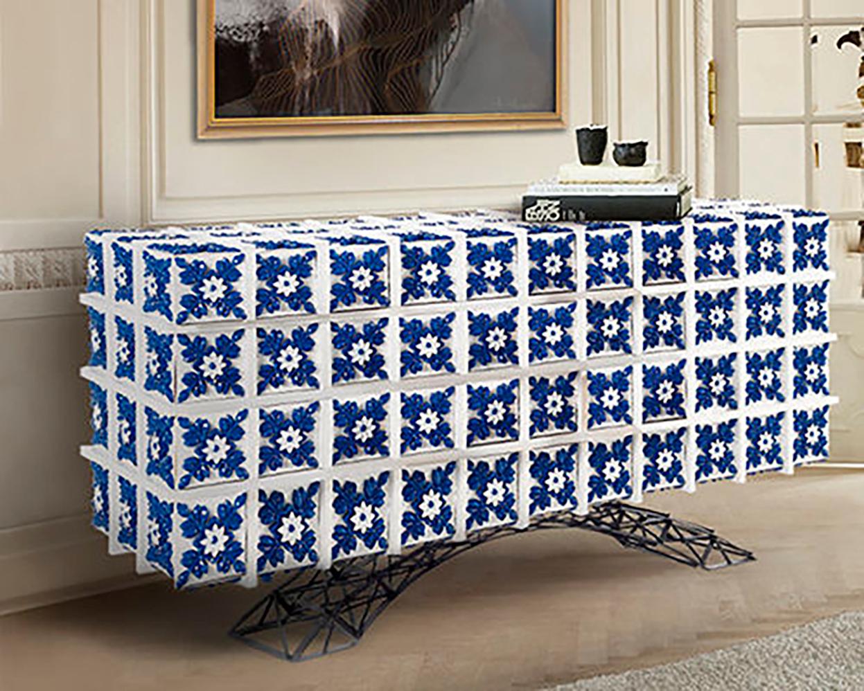 Luxuriöses Contemporary Modern Cabinet Sideboard aus Eisen und blauen, handbemalten Kacheln (21. Jahrhundert und zeitgenössisch) im Angebot
