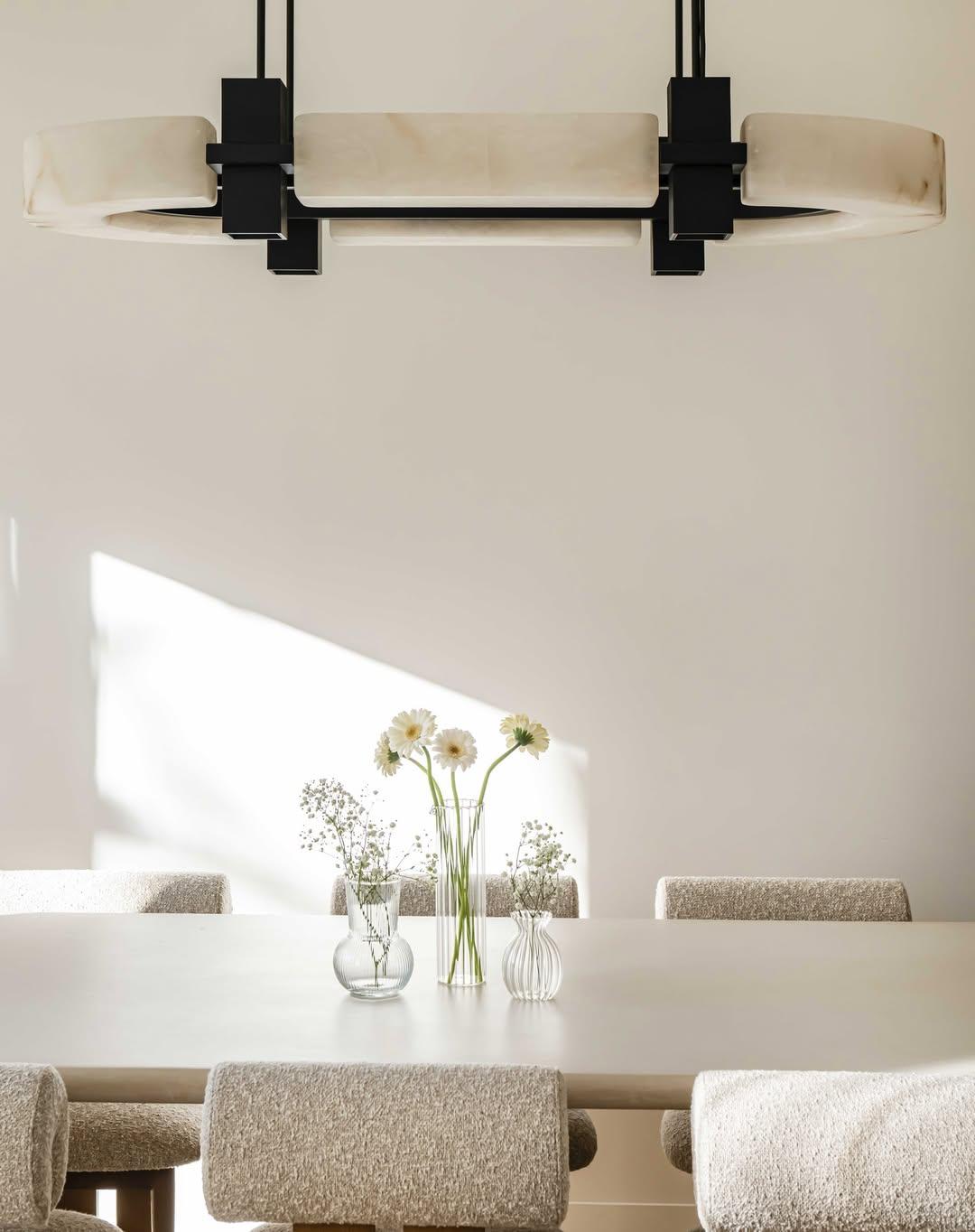 Lampadario ad anello di alabastro ovale contemporaneo di lusso di Michel Amar in vendita 3
