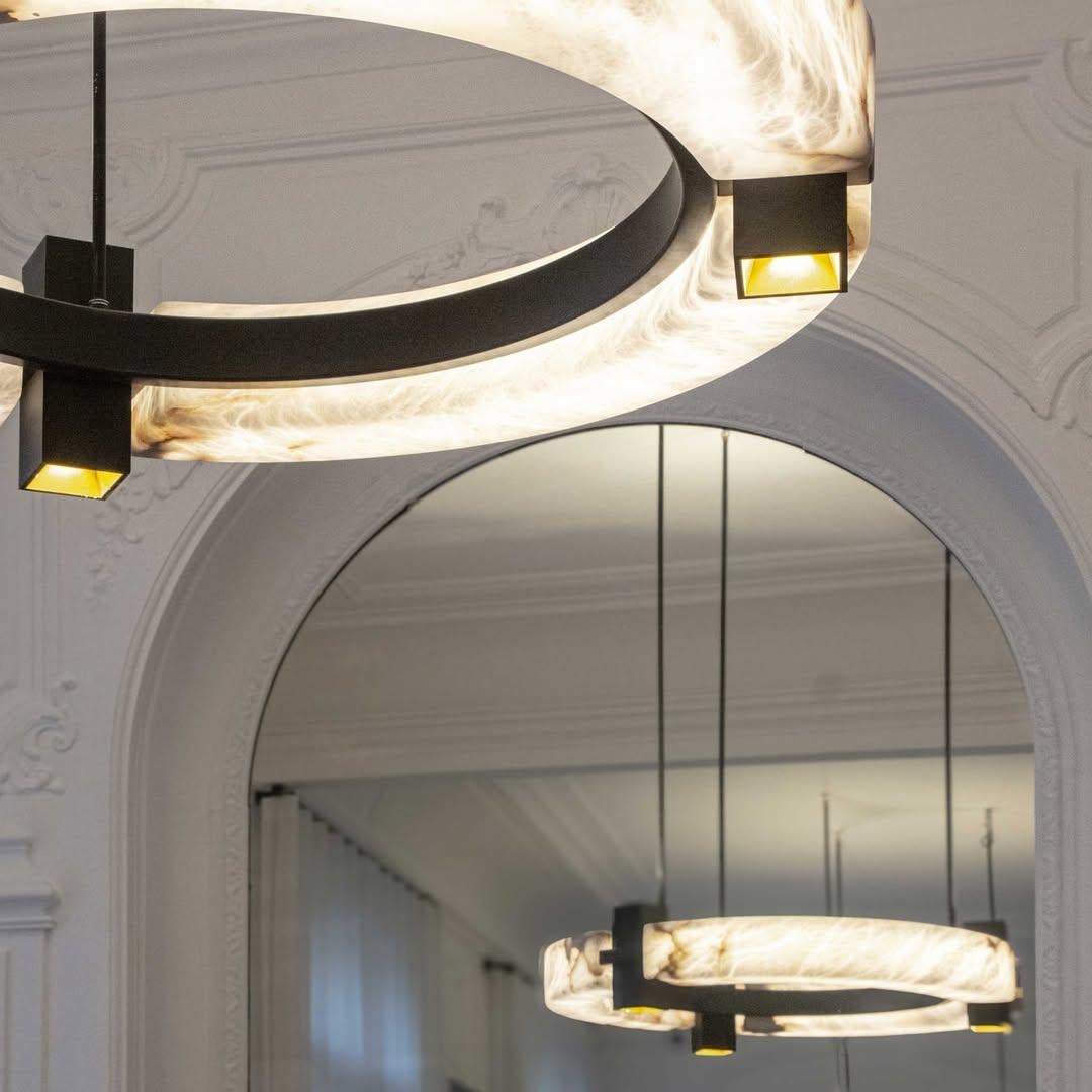 Francese Lampadario ad anello di alabastro ovale contemporaneo di lusso di Michel Amar in vendita