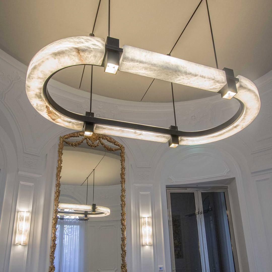 Altro Lampadario ad anello di alabastro ovale contemporaneo di lusso di Michel Amar in vendita
