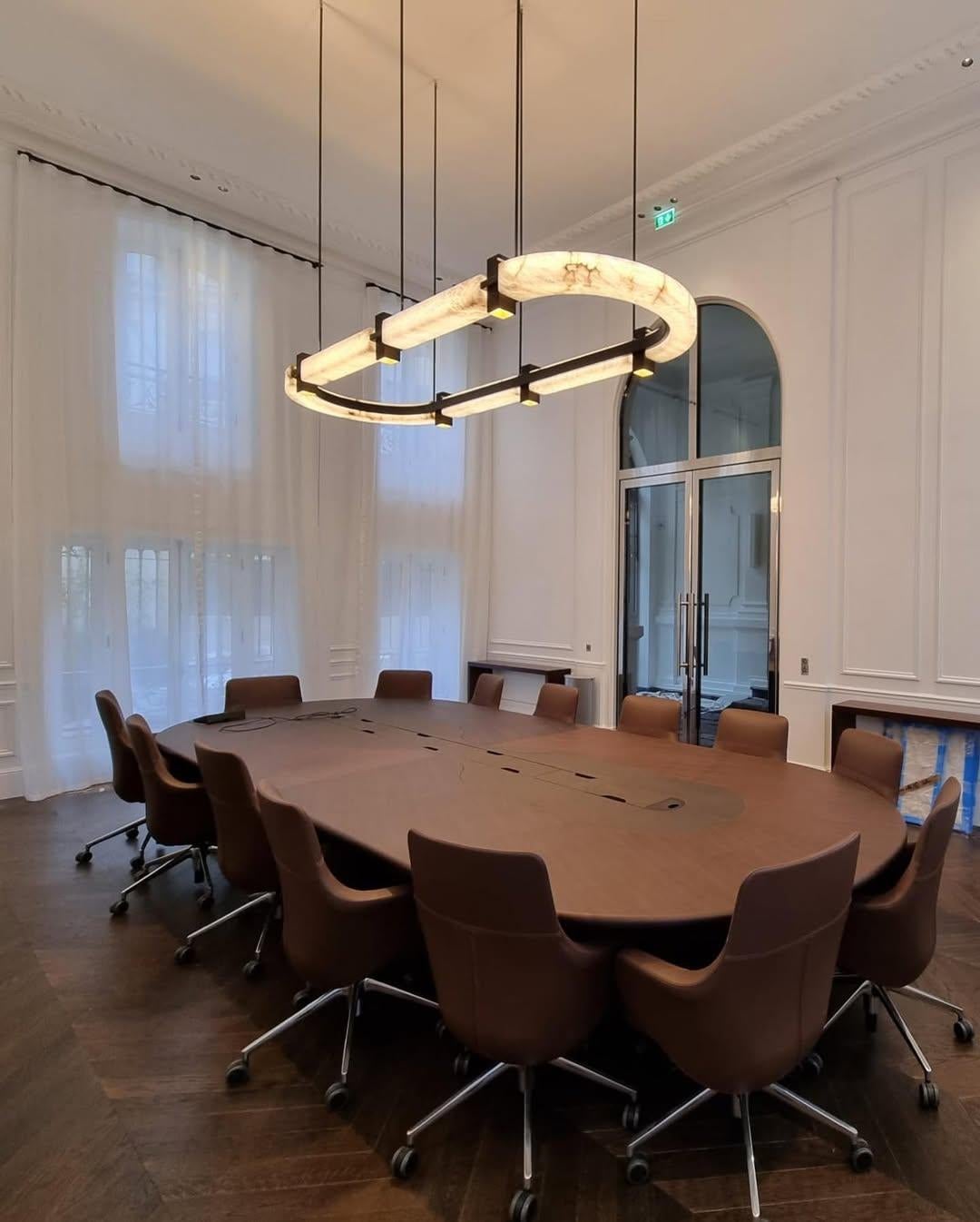 Metallo Lampadario ad anello di alabastro ovale contemporaneo di lusso di Michel Amar in vendita