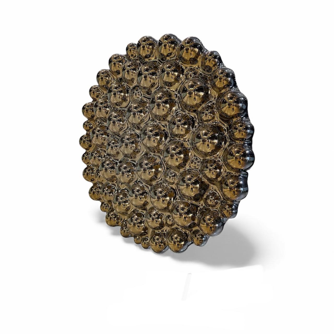Die Bubbles Gold Wall Sculpture strahlt Wärme und Eleganz durch Reflexion und nicht durch Farbe aus. Jede handgefertigte goldene Kuppel erhebt sich sanft von der Wand, fängt das Umgebungslicht ein und gibt es als weiche, honigfarbene Highlights