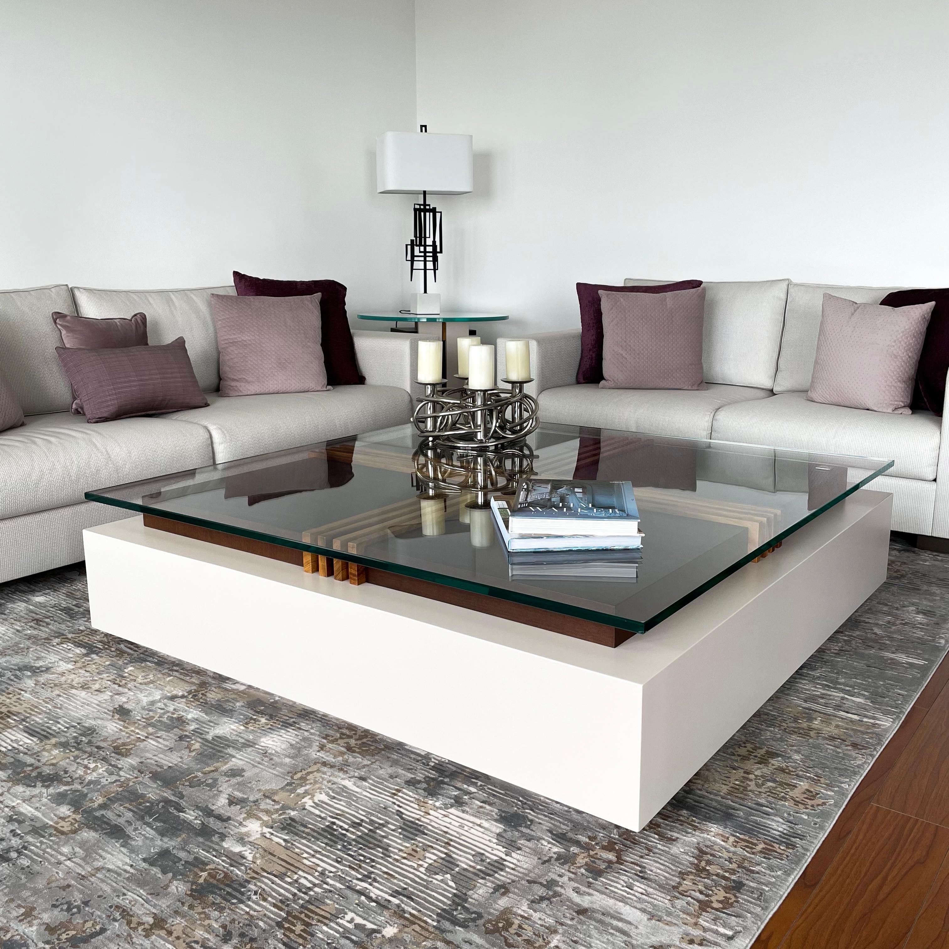 Lujosa mesa de centro contemporánea de madera con tapa de cristal Barnizado en venta