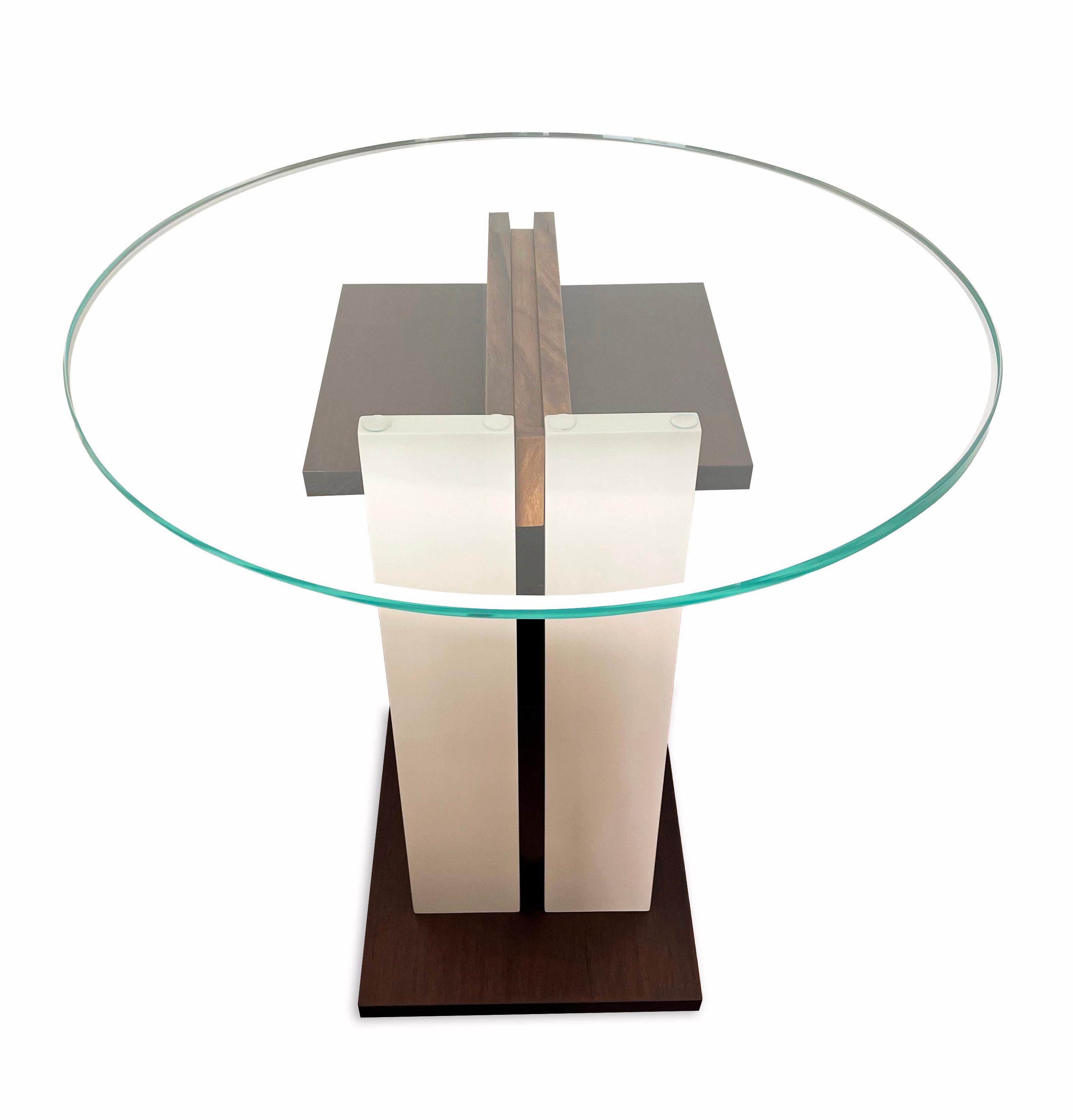 Ajoutez une touche de sophistication et de style moderne à votre espace de vie avec cette étonnante table d'appoint contemporaine. Mélange parfait de lignes pures et de matériaux élégants, cette table sert à la fois de pièce fonctionnelle et