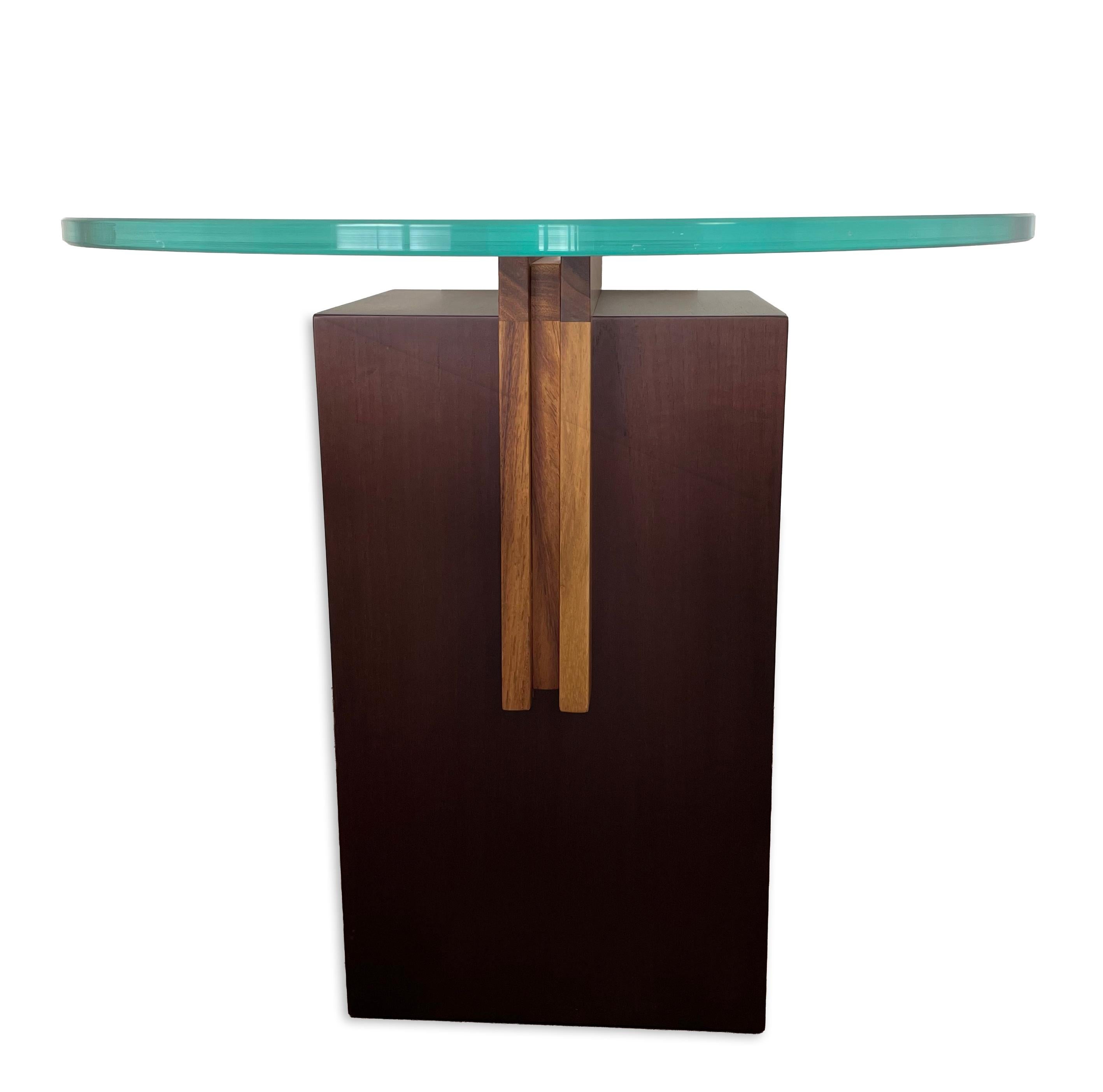 Guatémaltèque Table d'appoint contemporaine de luxe en Wood avec plateau en verre en vente