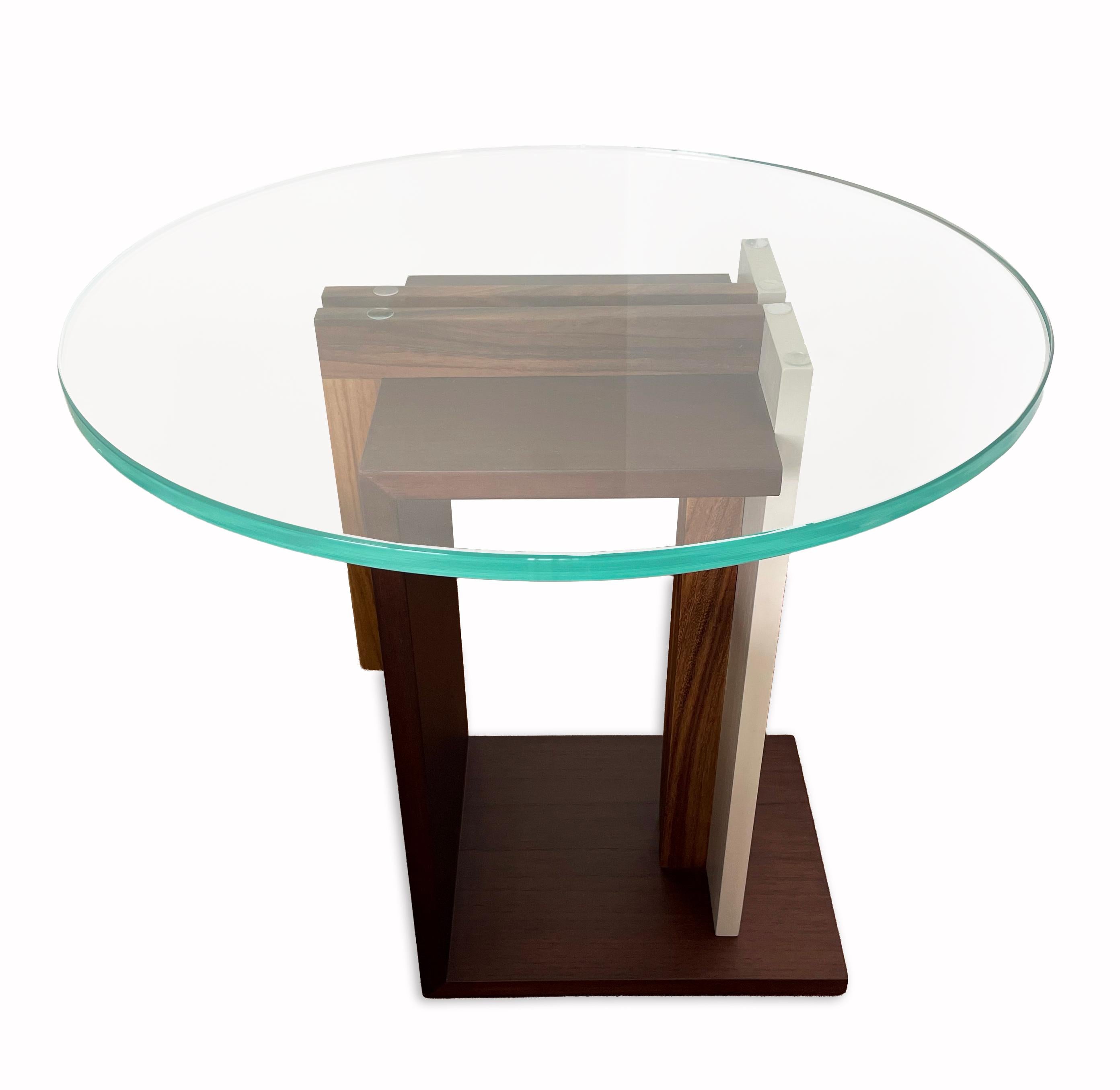 Verni Table d'appoint contemporaine de luxe en Wood avec plateau en verre en vente