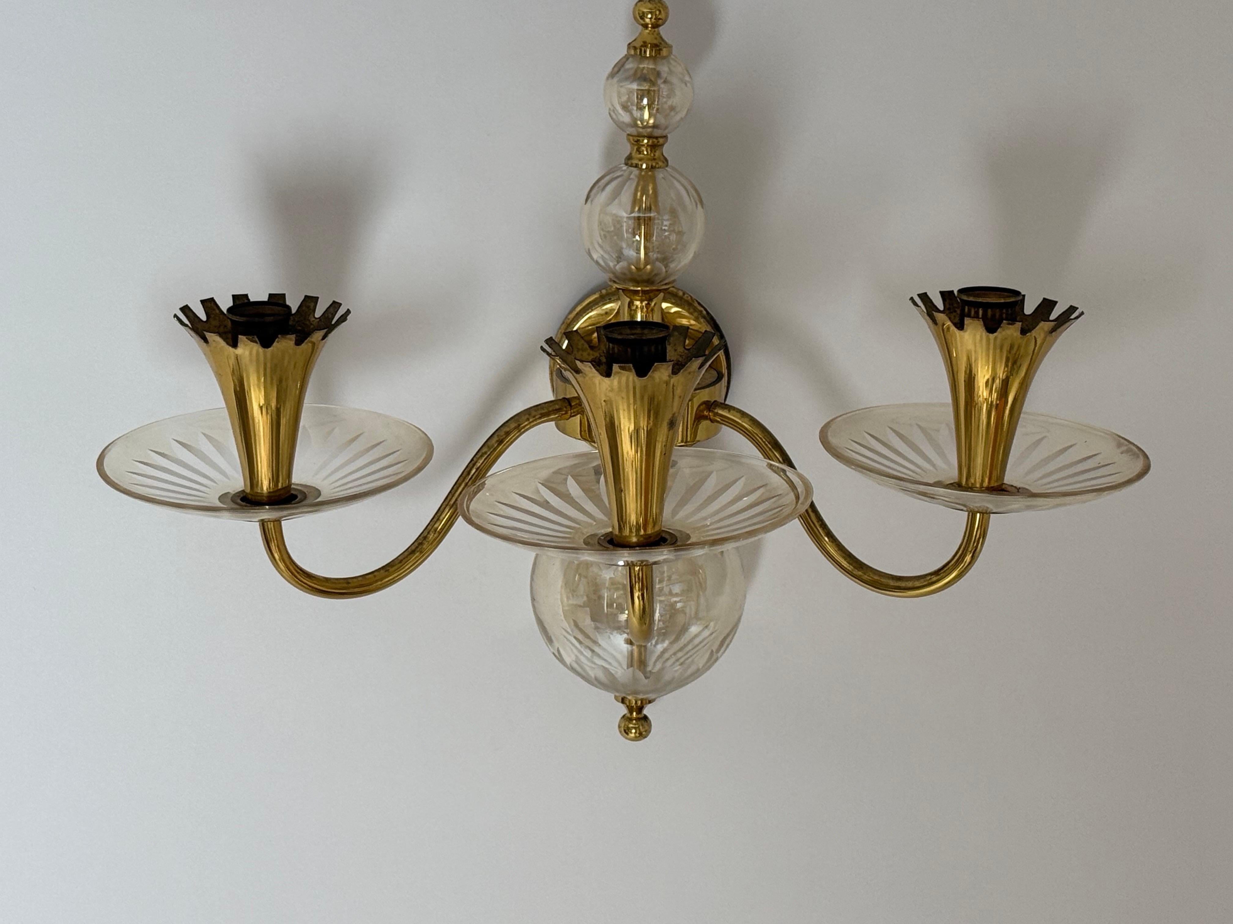 Applique di lusso in cristallo e ottone attribuita a Lightolier in vendita 3