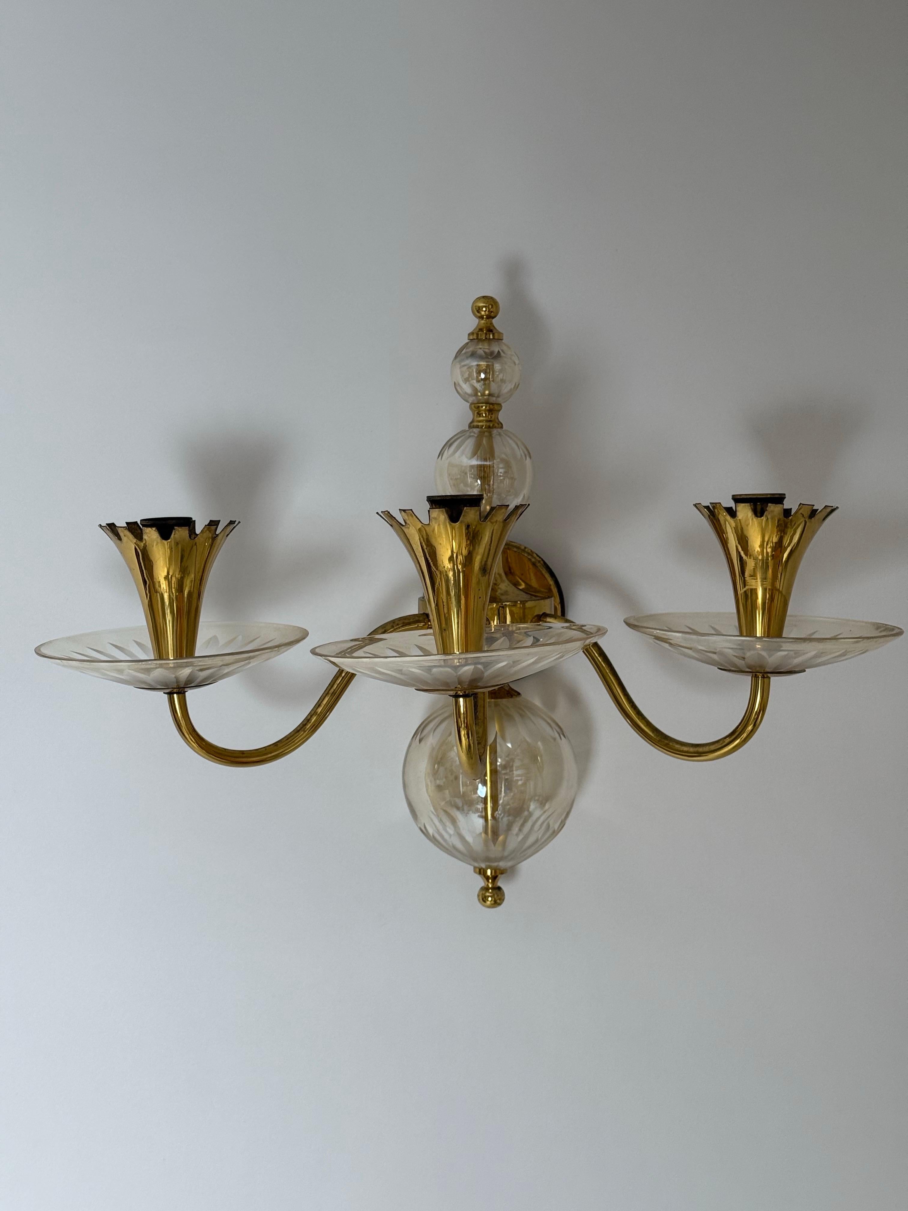 Applique di lusso in cristallo e ottone attribuita a Lightolier in vendita 6