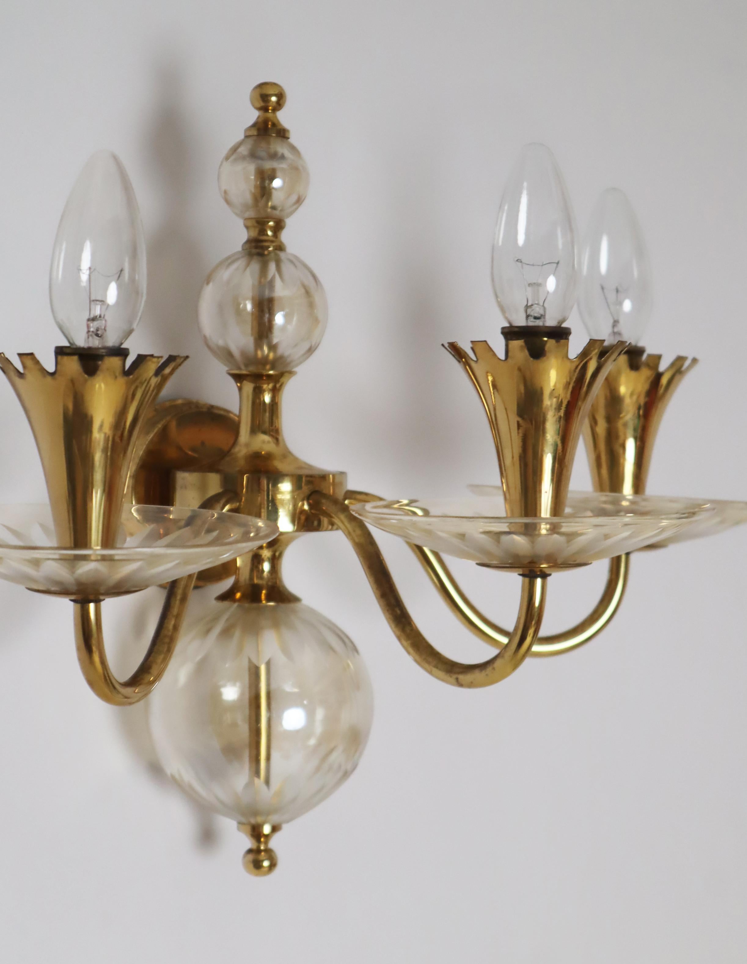 Applique di lusso in cristallo e ottone attribuita a Lightolier in vendita 9