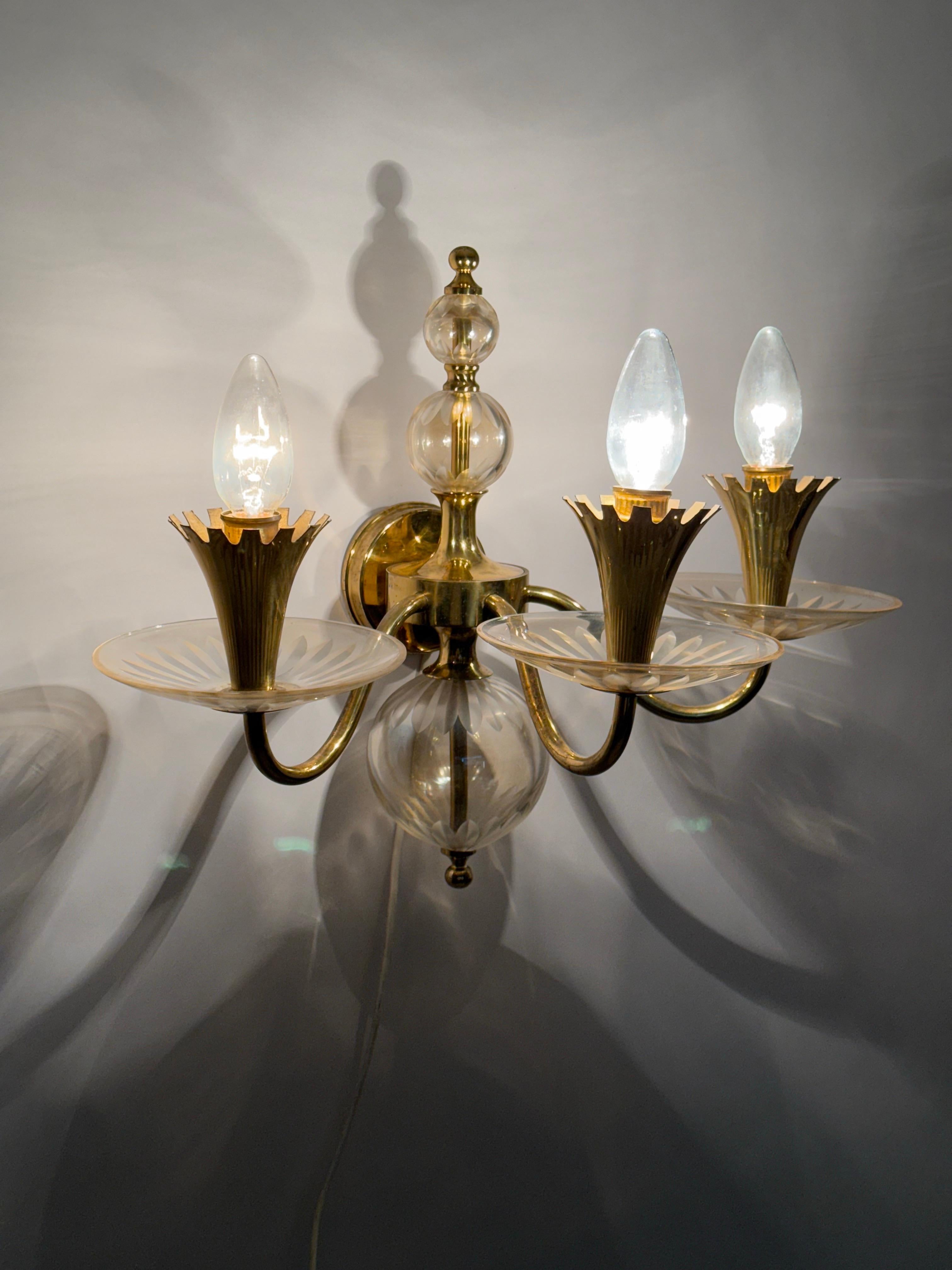 Italiano Applique di lusso in cristallo e ottone attribuita a Lightolier in vendita