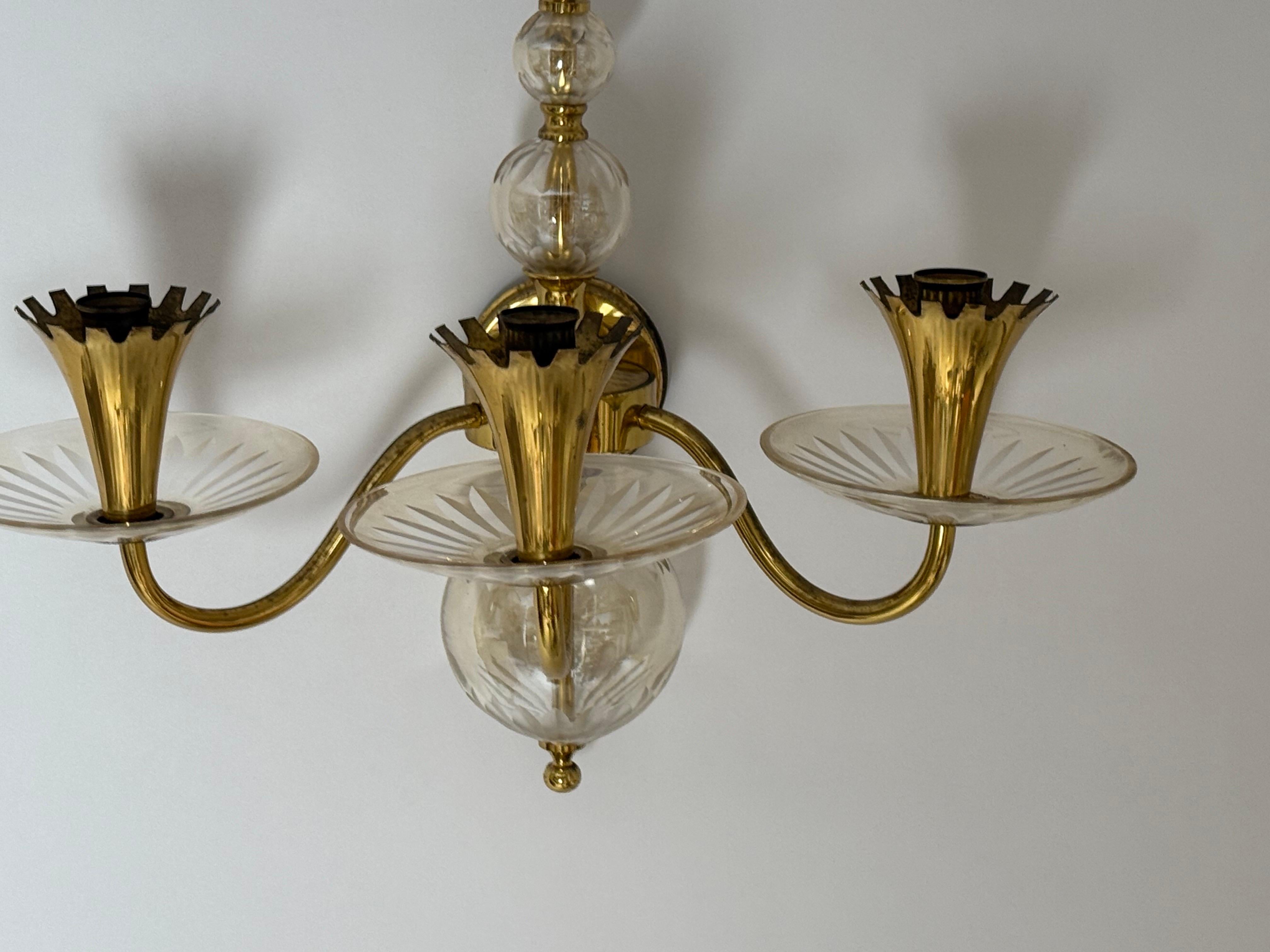 Ottone Applique di lusso in cristallo e ottone attribuita a Lightolier in vendita