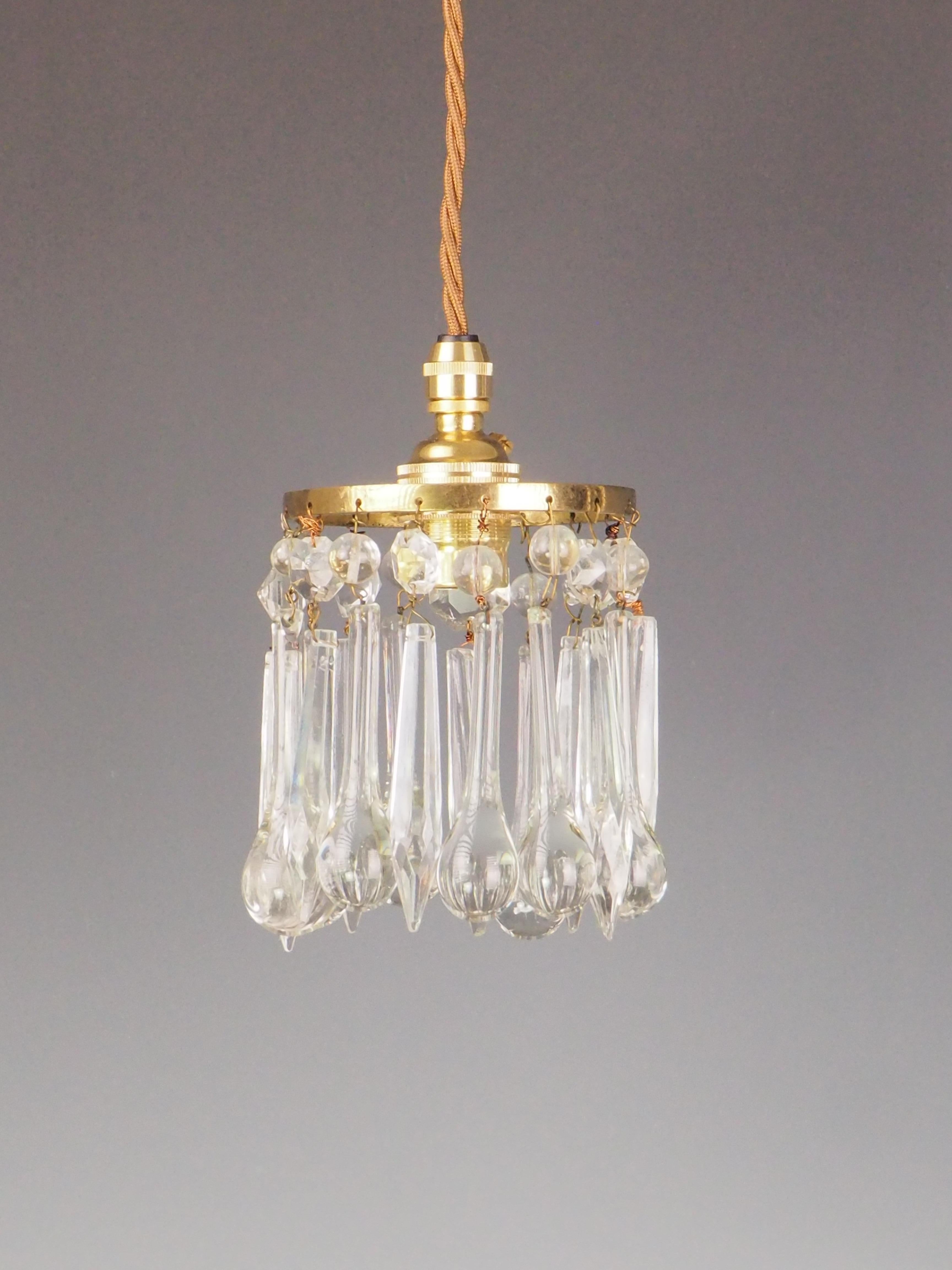 Ciondolo da soffitto in cristallo di lusso - Originale apparecchio di illuminazione vintage

Abbraccia il fascino senza tempo dell'illuminazione vintage con questo pendente a luce singola in cristallo, un pezzo squisito che risale agli anni