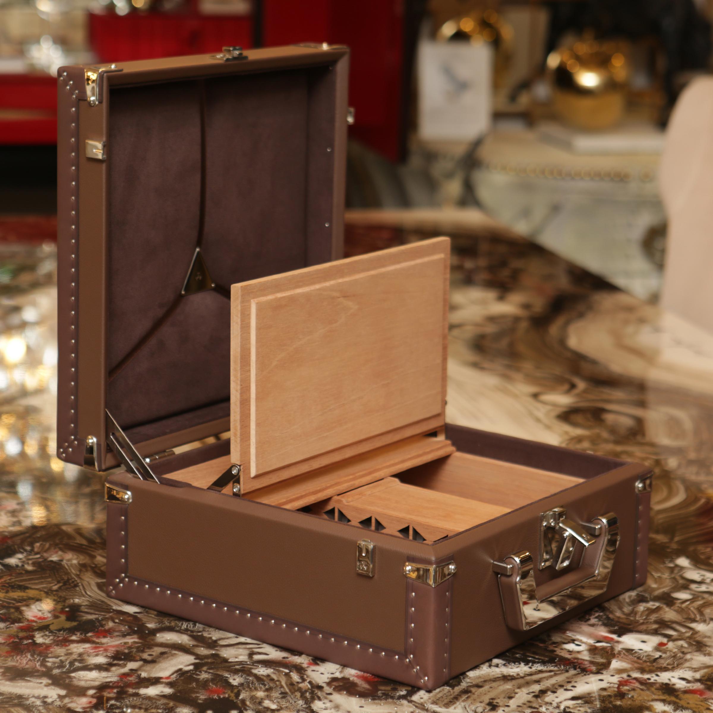 Luxury Cuban Brown Suitcase For Sale 4