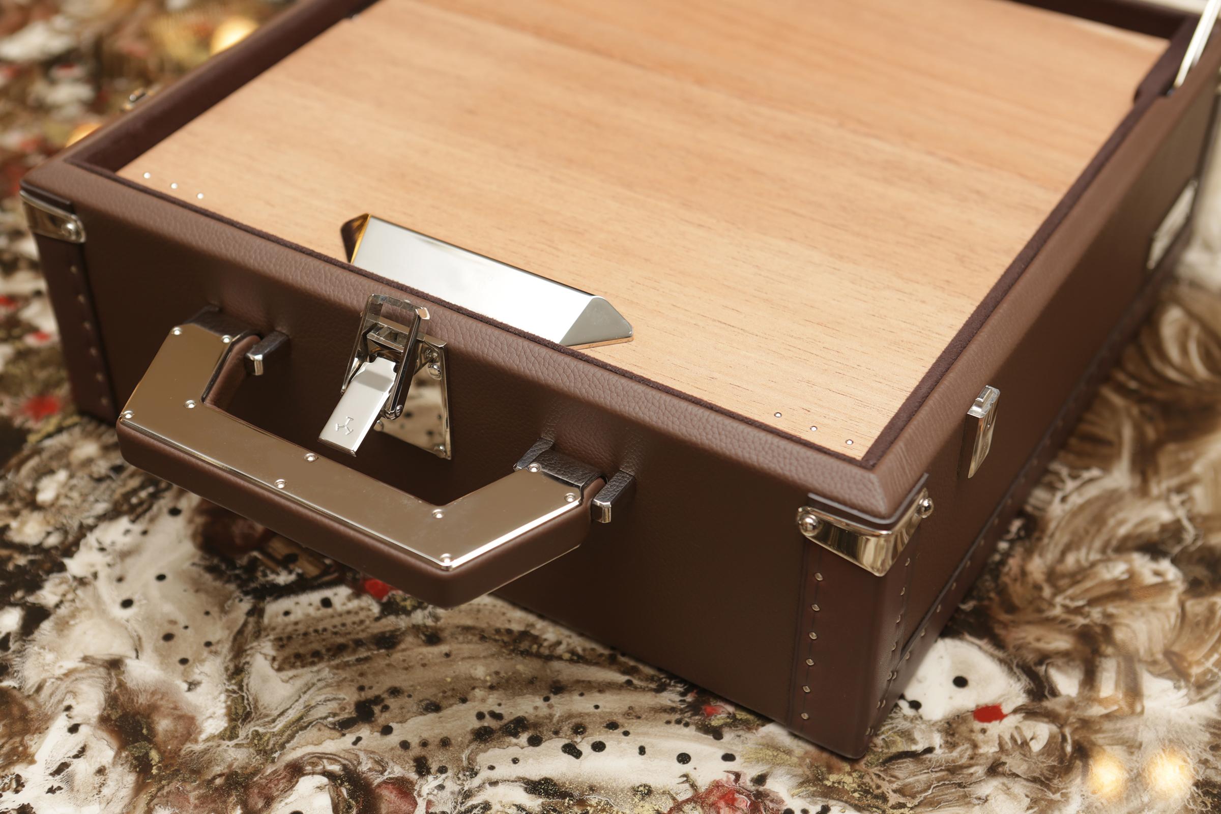 Luxury Cuban Brown Suitcase For Sale 9
