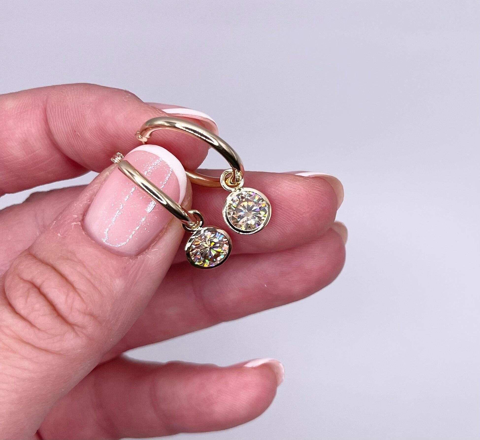 Non lasciarti ingannare, questi non sono solo un altro paio di orecchini di moissanite, sono ben fatti, non a filo, ma fatti a mano con sedi in oro massiccio sotto le moissaniti, come puoi vedere dalle foto, non sono fragili e non pensano di essere