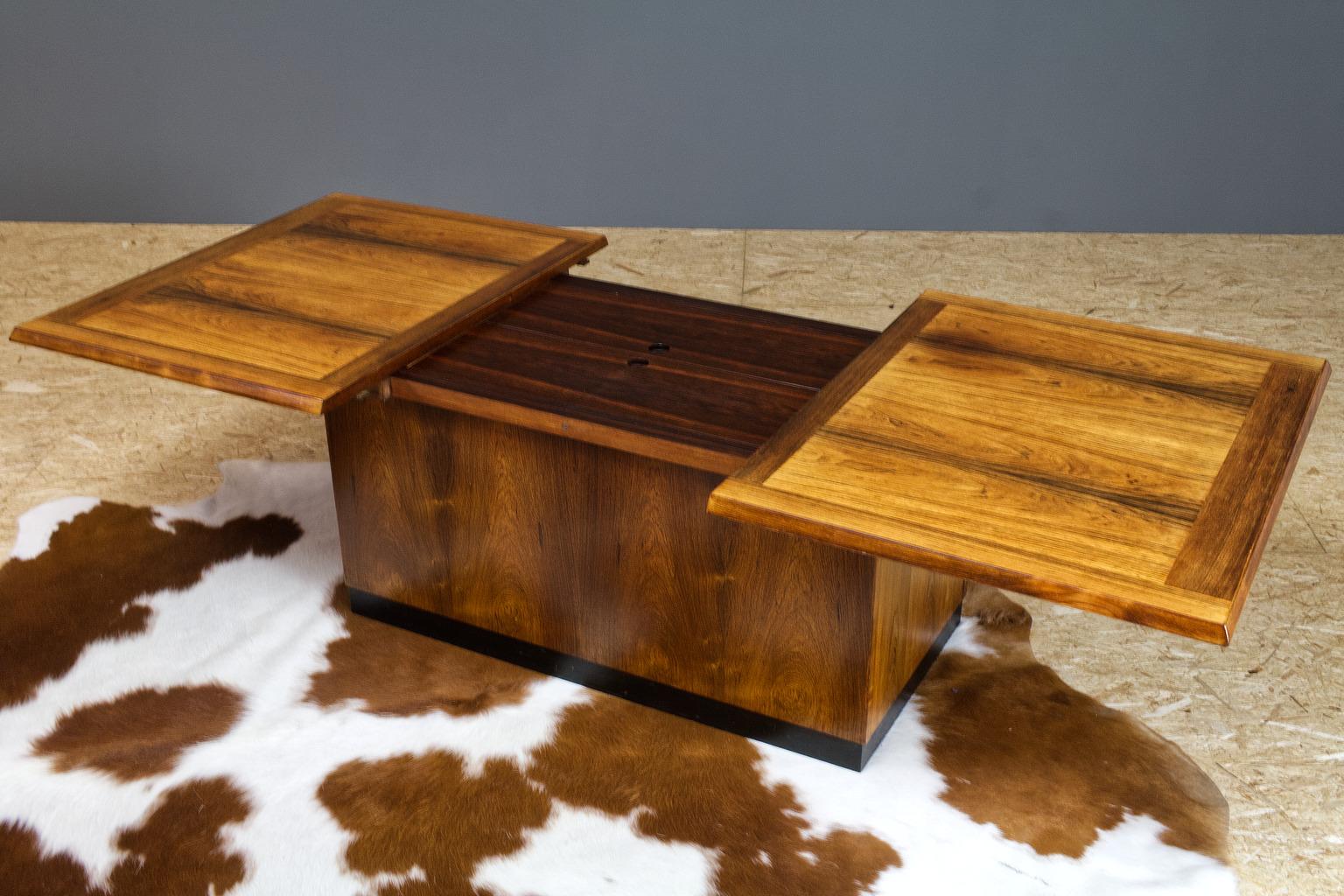 Luxury Danish Rosewood Coffee Table with Dry Bar 1960s vintage In Good Condition In Beek en Donk, NL