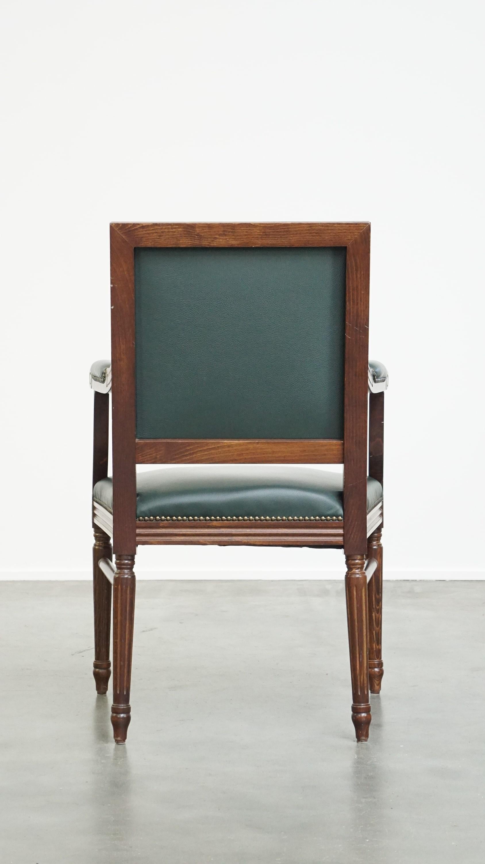 Luxury dark green cowhide leather English Gainsborough chair In Good Condition For Sale In Harderwijk, NL