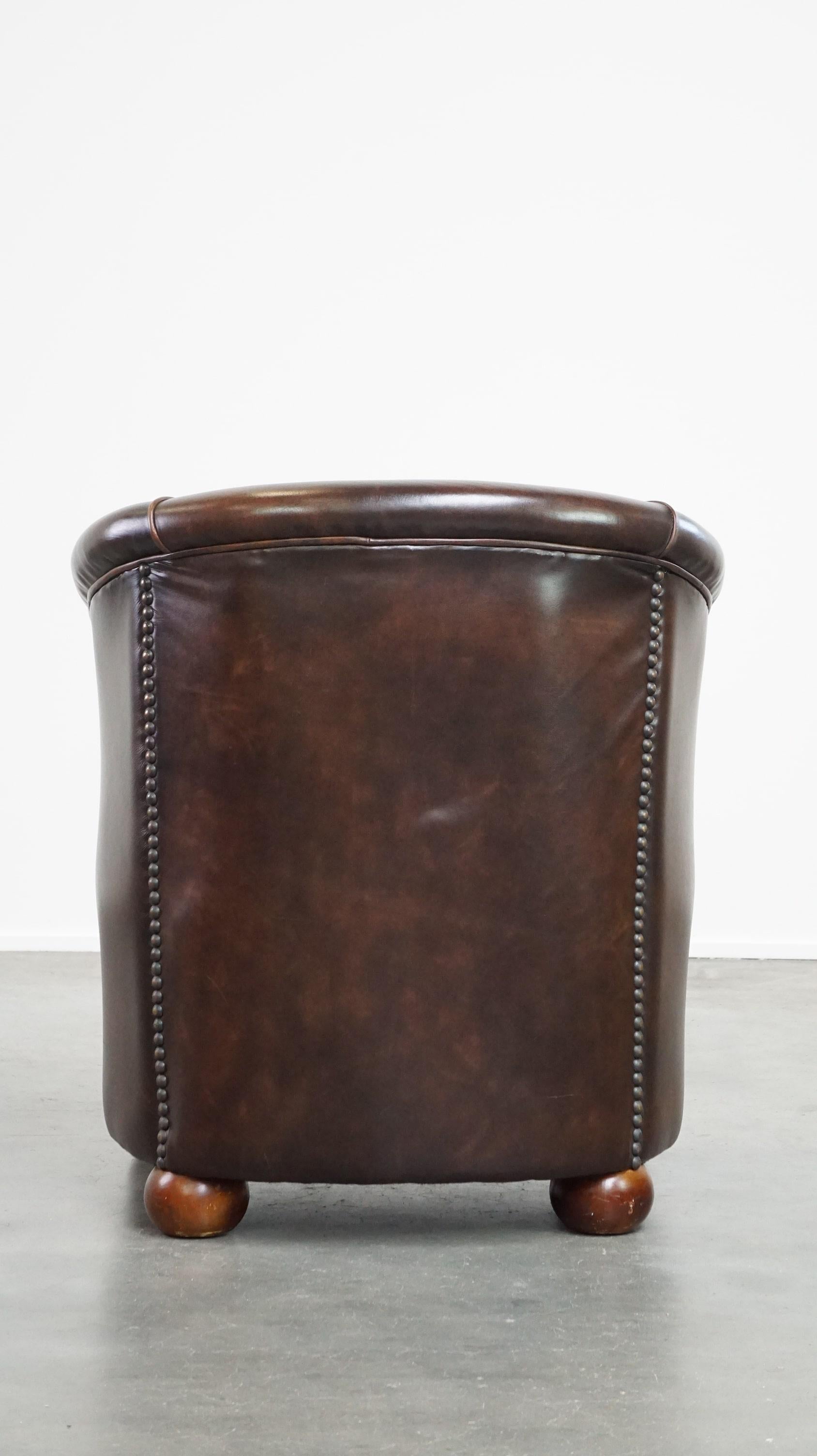 Luxury dark leather club chair with English-style ball feet In Good Condition For Sale In Harderwijk, NL