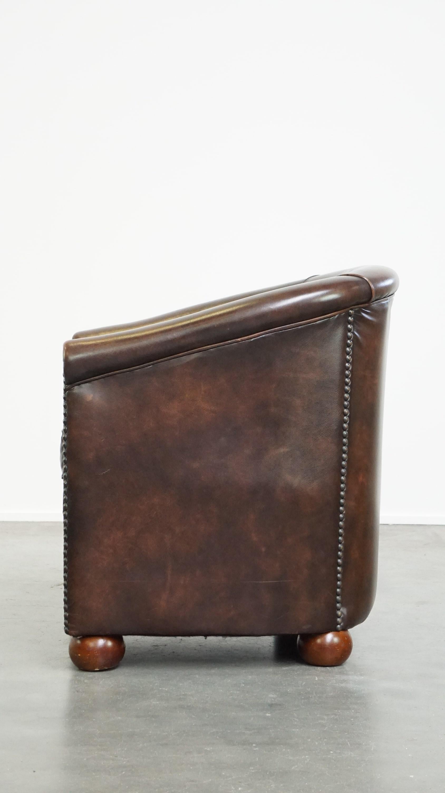 20th Century Luxury dark leather club chair with English-style ball feet For Sale