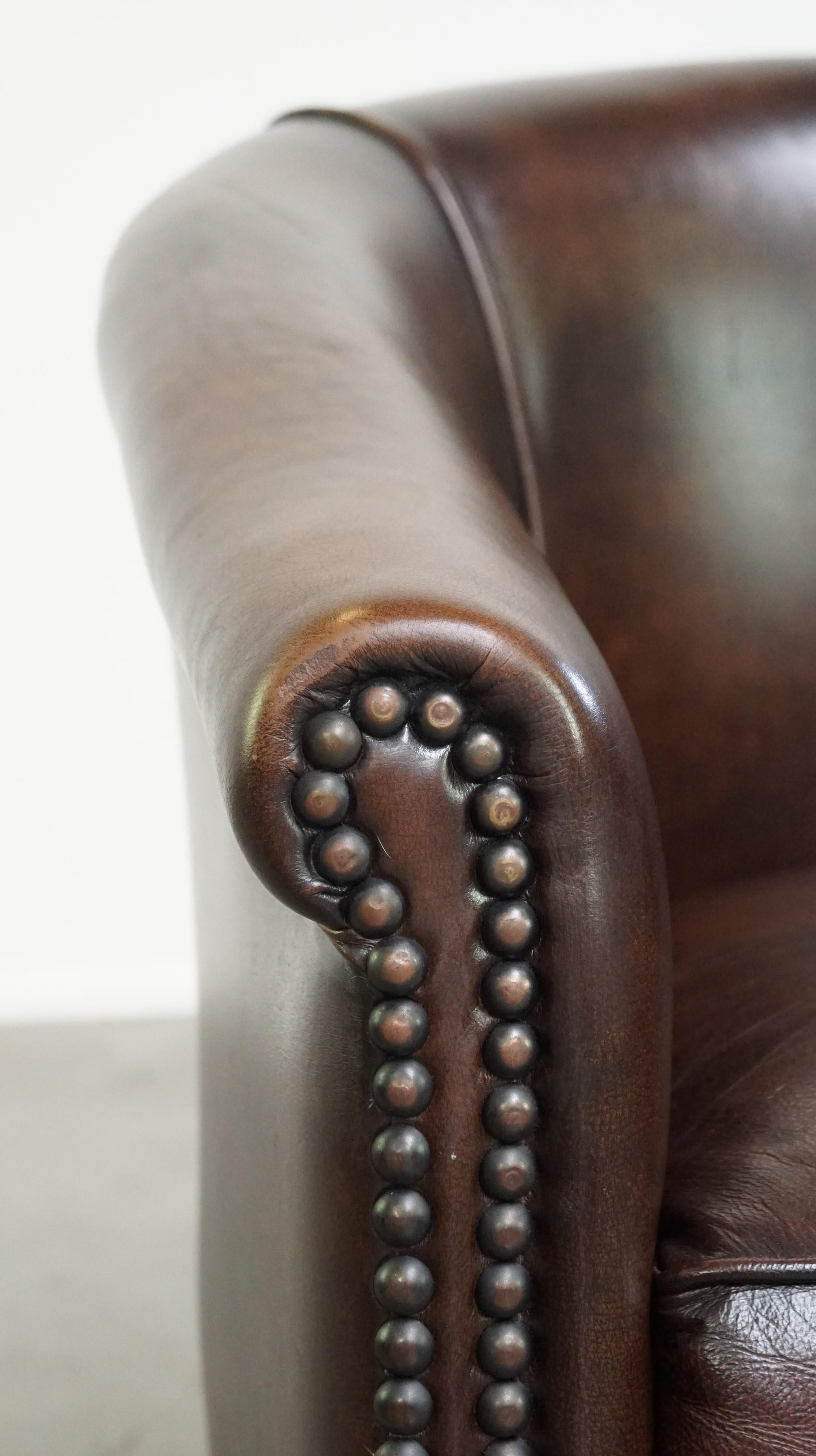 Luxury dark leather club chair with English-style ball feet For Sale 3
