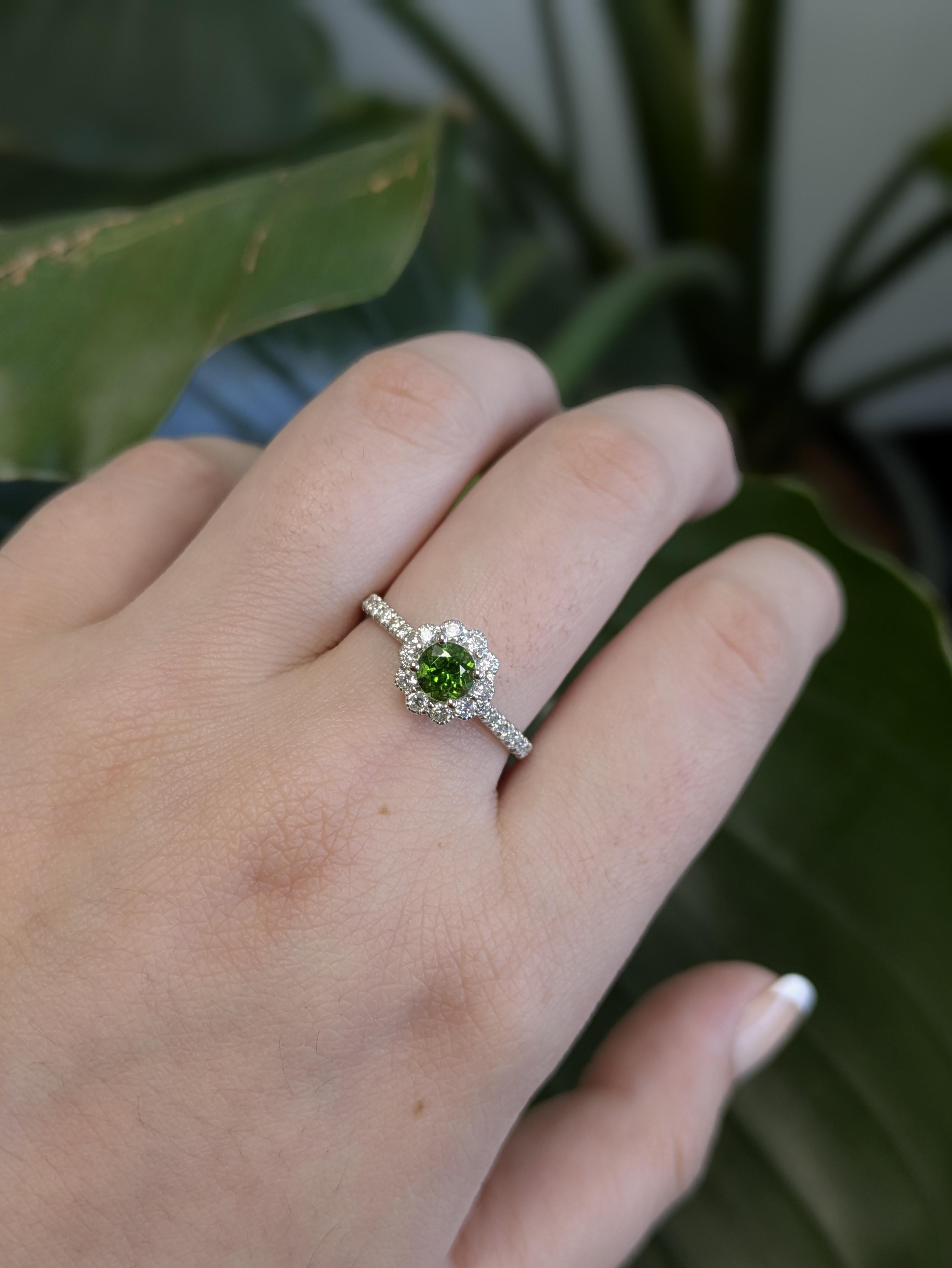 Cette bague accrocheuse met en valeur un rare démantoïde rond de 0,56ct, connu pour sa teinte verte vibrante et sa brillance exceptionnelle. Serti en or 14k (2,28 g), il est rehaussé de 26 diamants éblouissants d'une valeur totale de 0,41cttw. Une