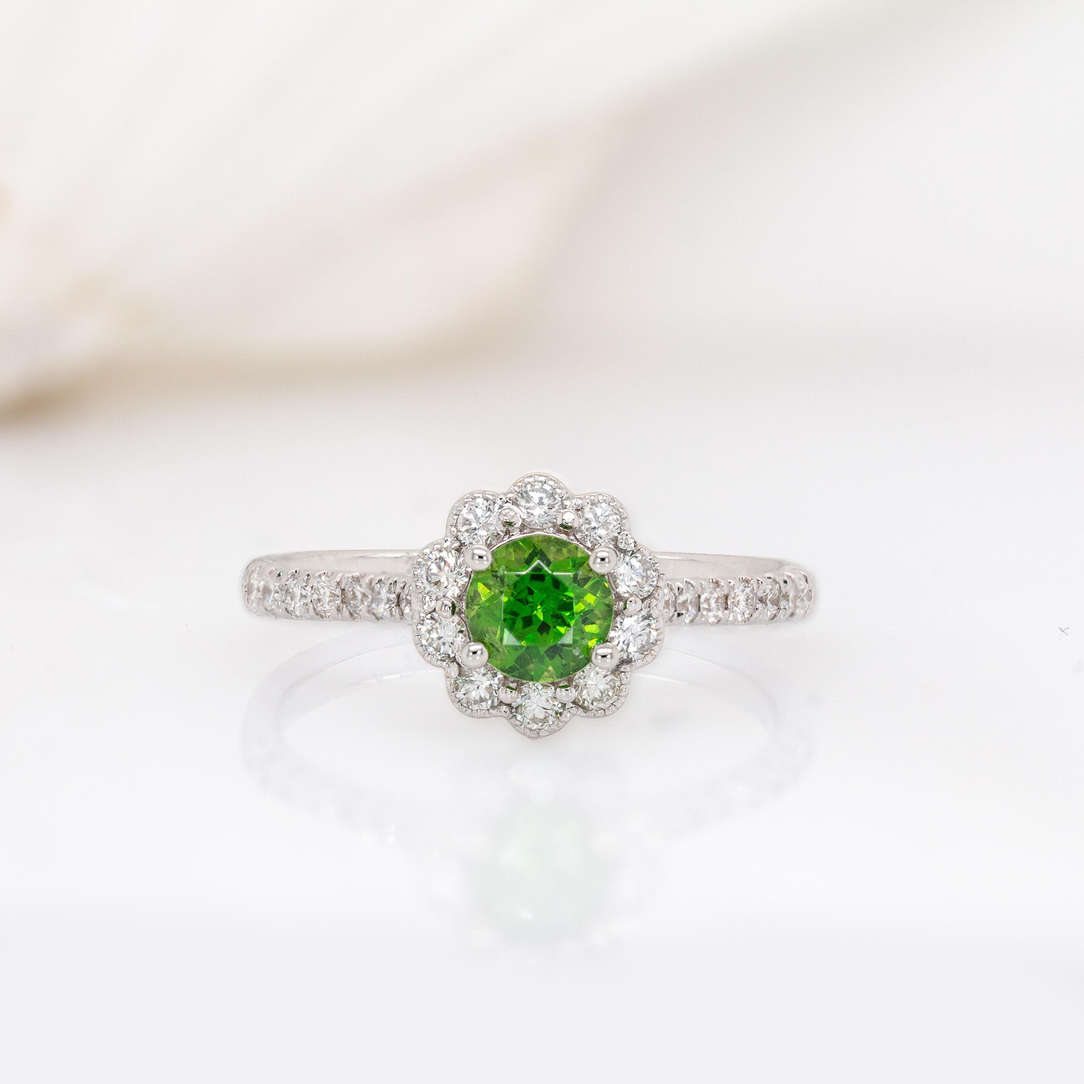 Moderne Bague démantoïde de luxe avec diamants de la terre : Or blanc massif 14K, rond 5mm en vente