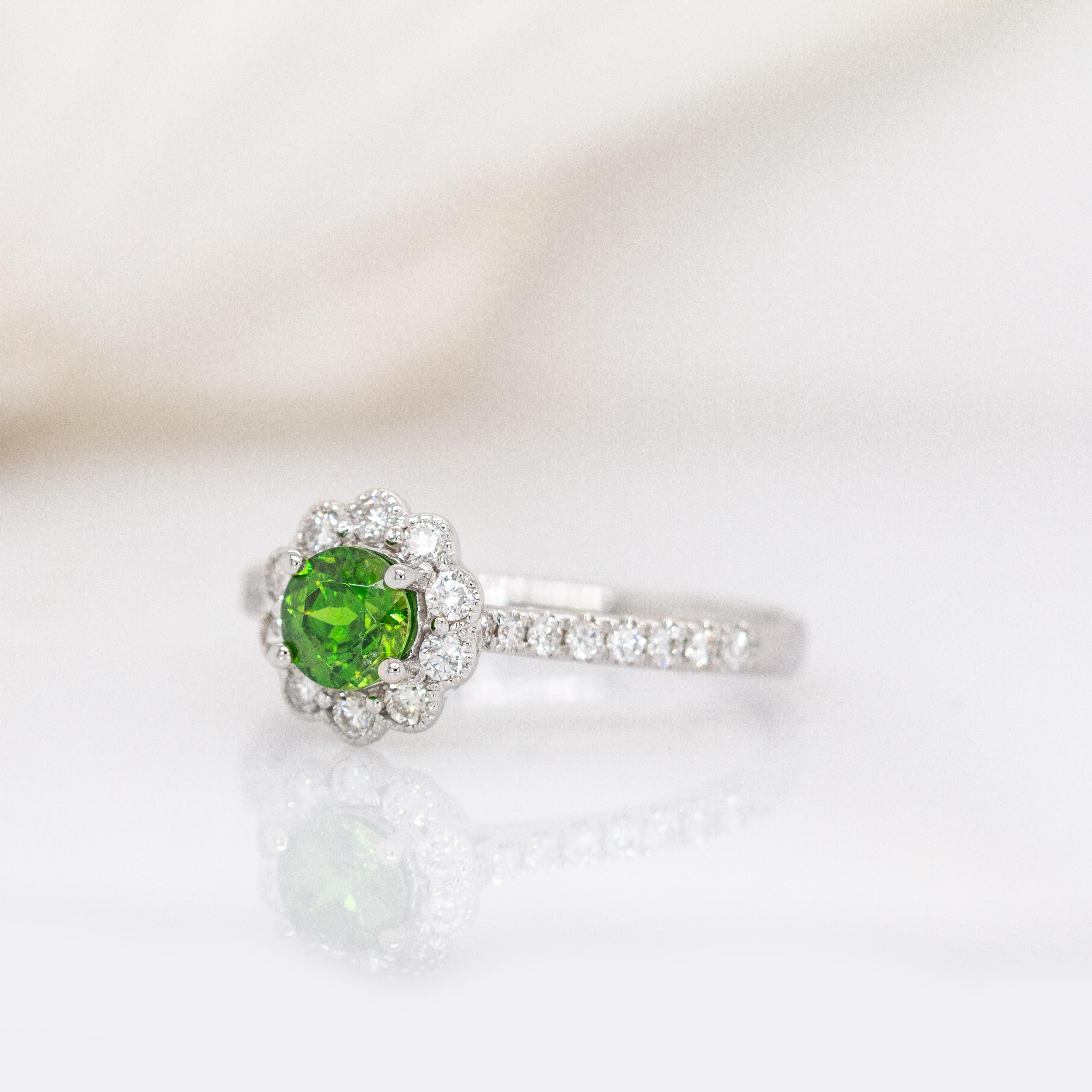Taille ronde Bague démantoïde de luxe avec diamants de la terre : Or blanc massif 14K, rond 5mm en vente