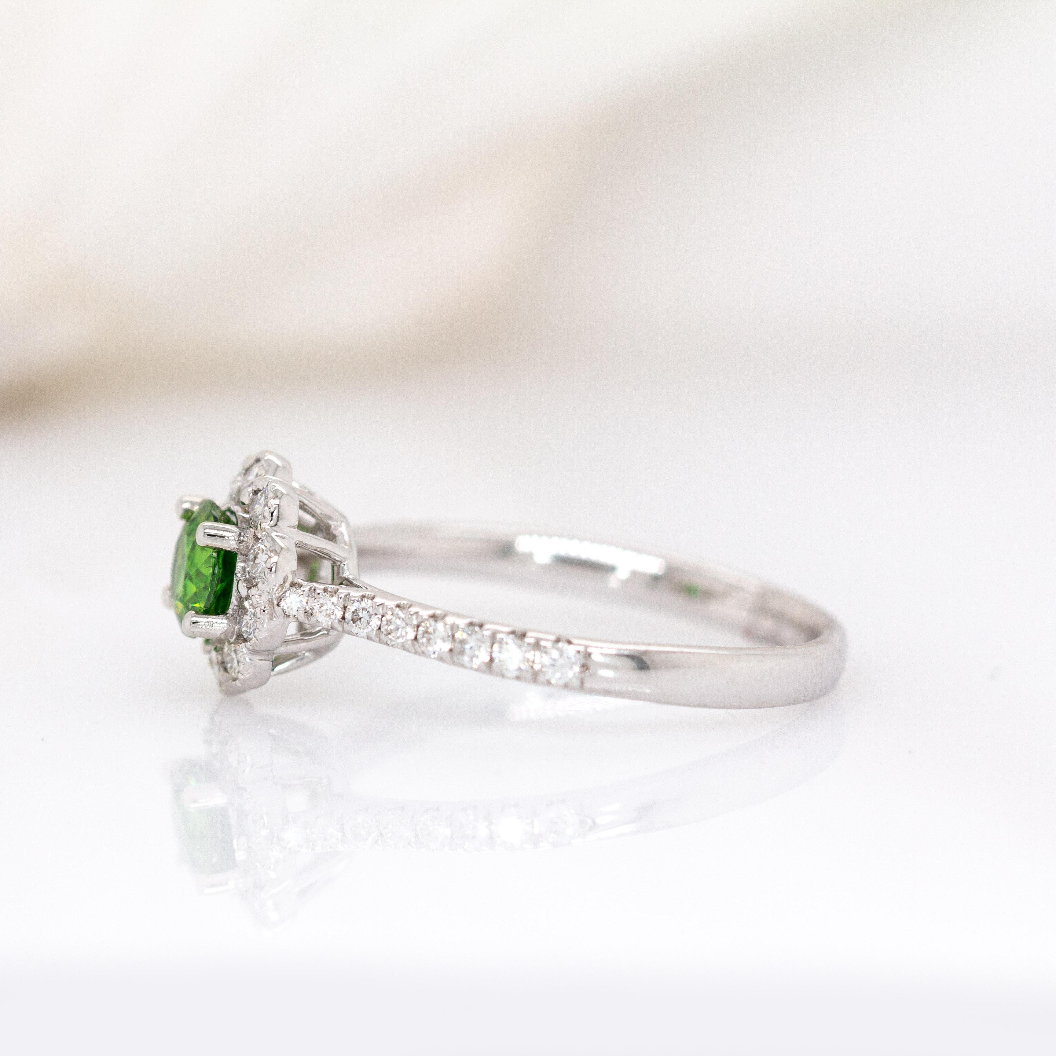 Bague démantoïde de luxe avec diamants de la terre : Or blanc massif 14K, rond 5mm Neuf - En vente à Columbus, OH