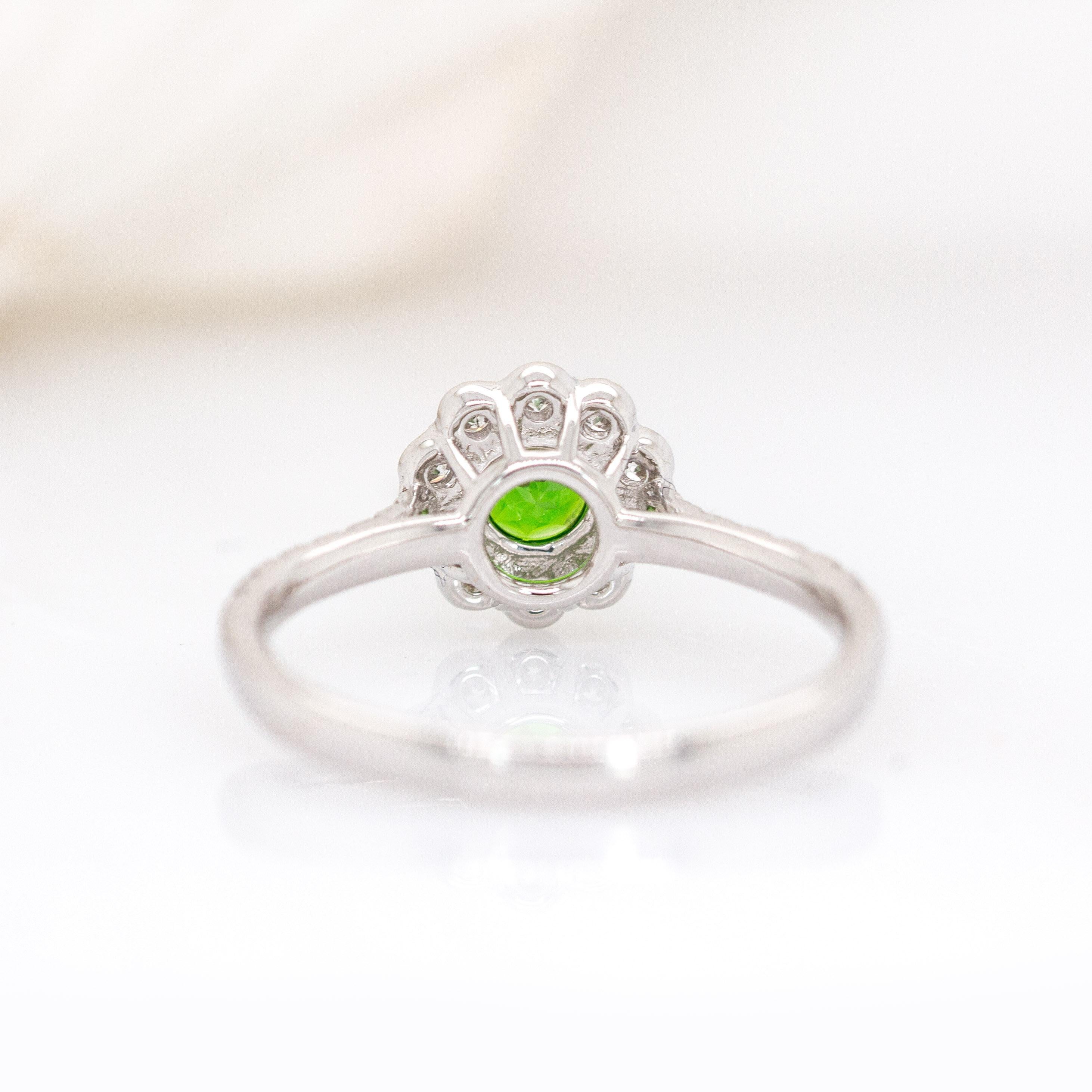 Bague démantoïde de luxe avec diamants de la terre : Or blanc massif 14K, rond 5mm Pour femmes en vente