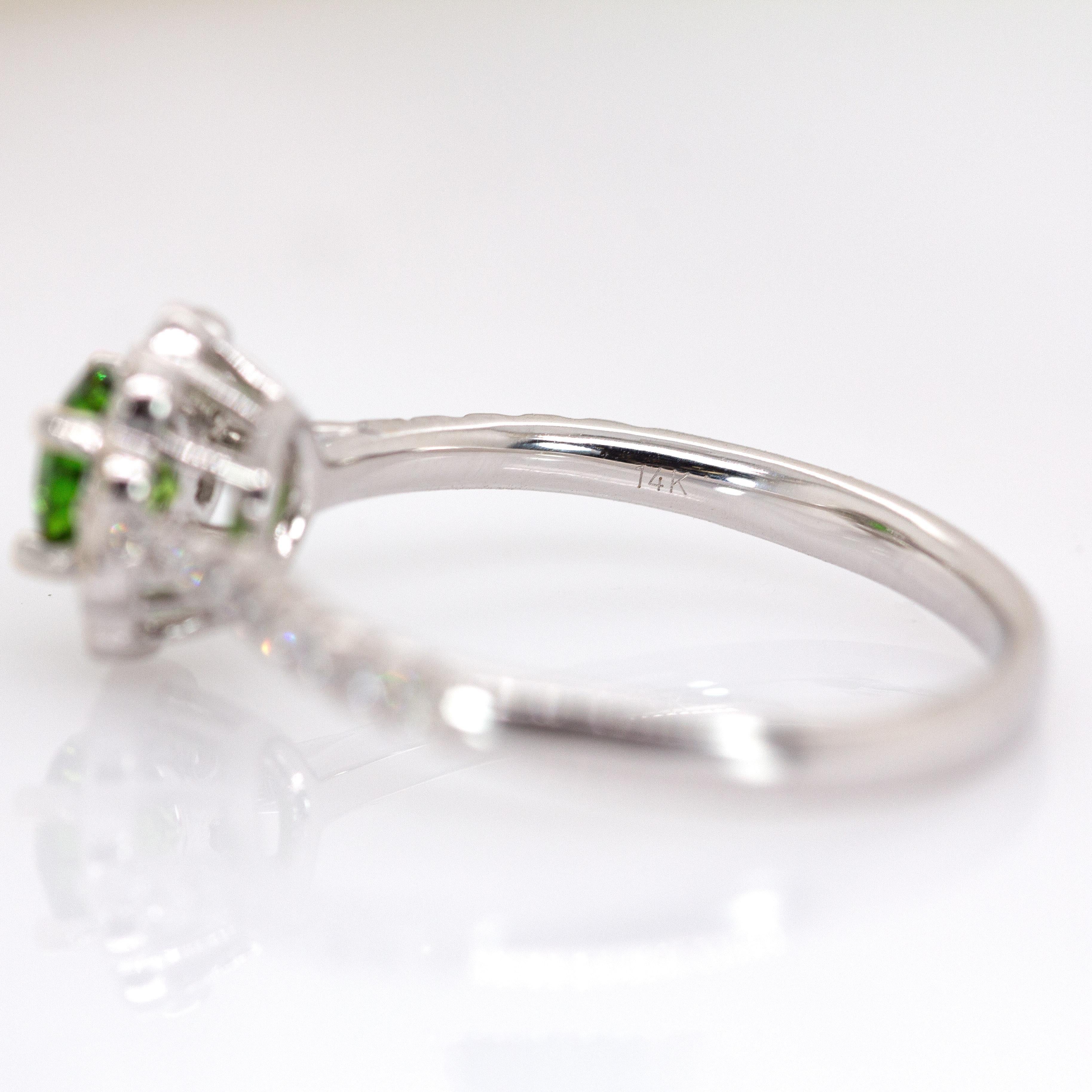 Bague démantoïde de luxe avec diamants de la terre : Or blanc massif 14K, rond 5mm en vente 1