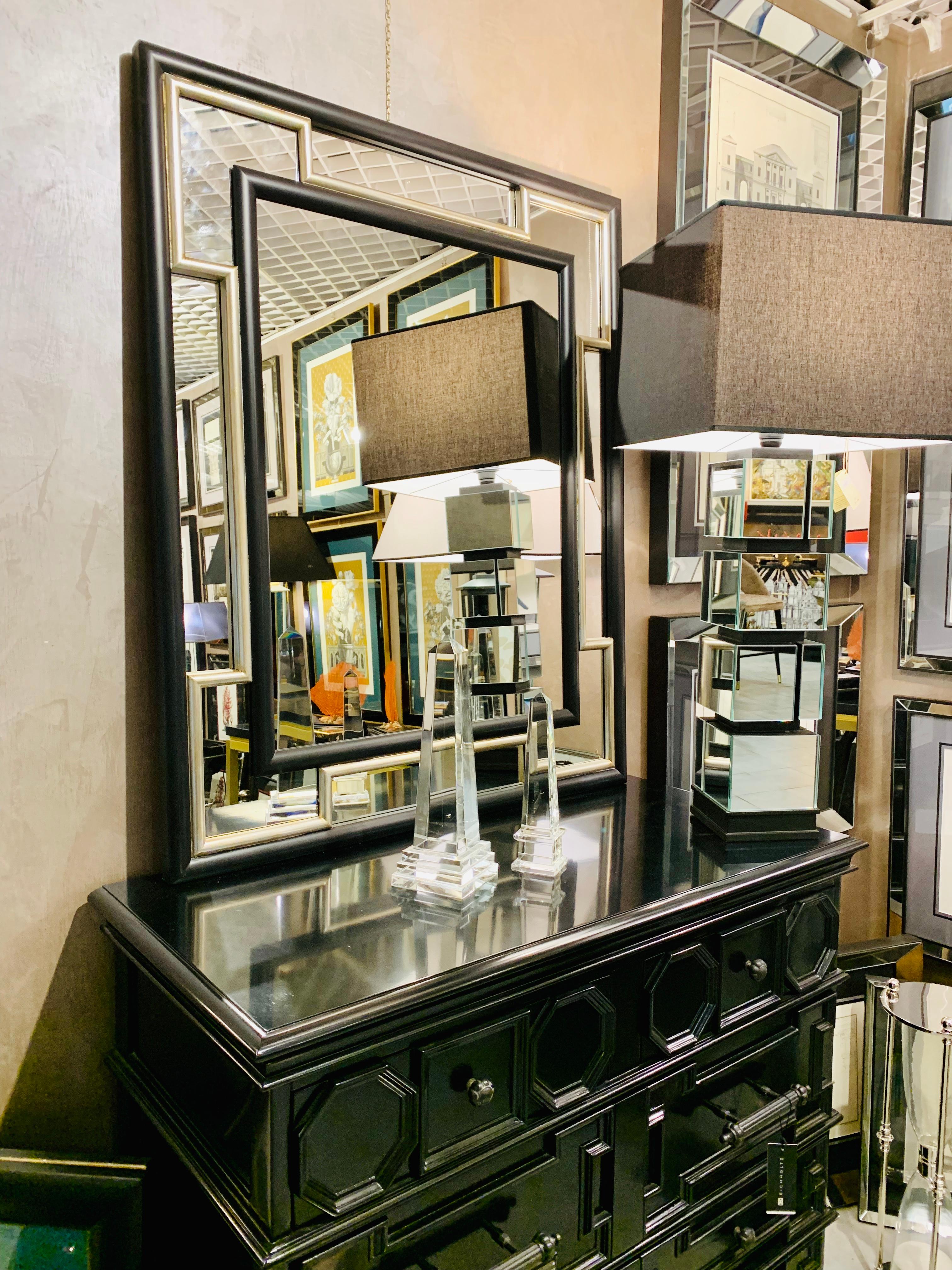 Miroir artisanal avec  noir et  détail feuille d'argent cadre entièrement  produit à Florence, Italie  par Artecornici design.
Cette collection a été produite en 2019 et présentée lors de la dernière édition du Salon du meuble de Milan.
Artecornici