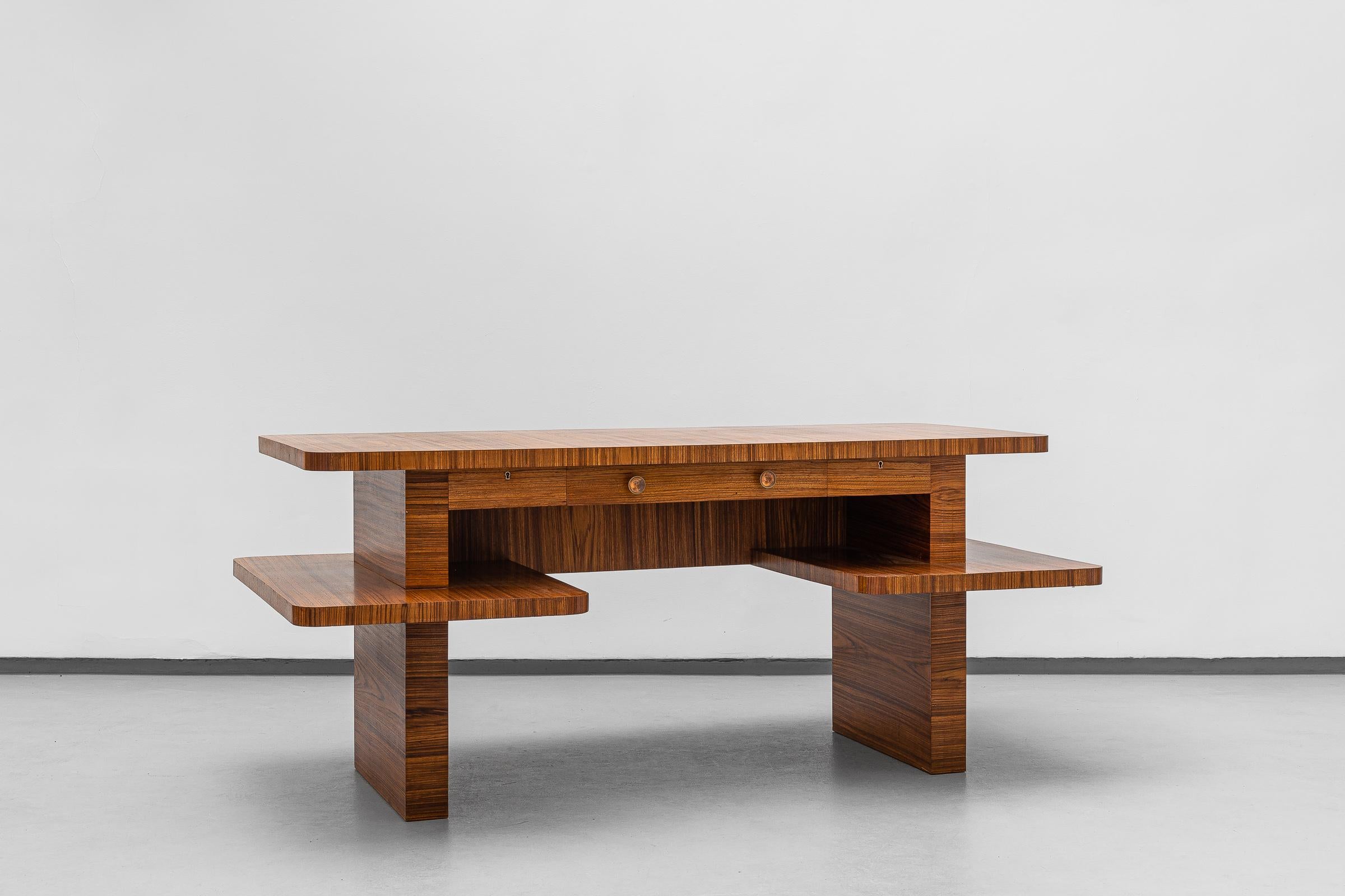 Luxury Desk in Zebra Wood by Rene Gabriel, 1946

This desk was edited in 1946, it was presented at the 