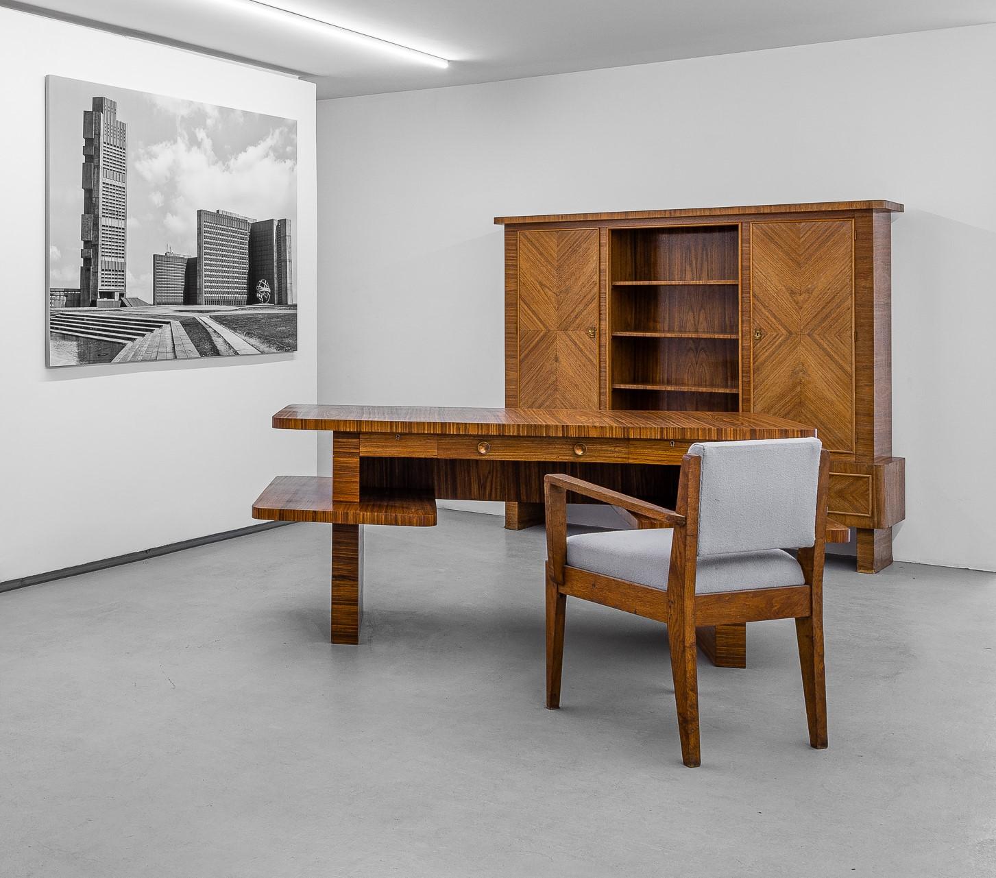 Luxury Desk in Zebra Wood by Rene Gabriel, 1946 In Excellent Condition For Sale In PARIS, FR