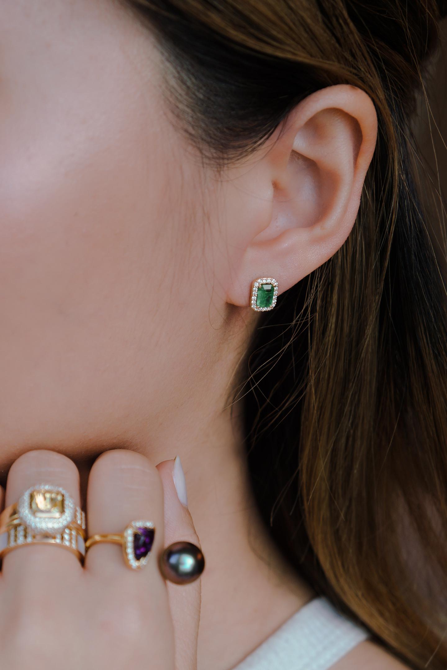 Rinoor Fine Jewelry's iconic Emerald and Diamond Stud Earrings stand as a testament to the brand's unwavering commitment to elegance, craftsmanship, and timeless beauty. These exquisite earrings are a harmonious blend of nature's finest gemstones