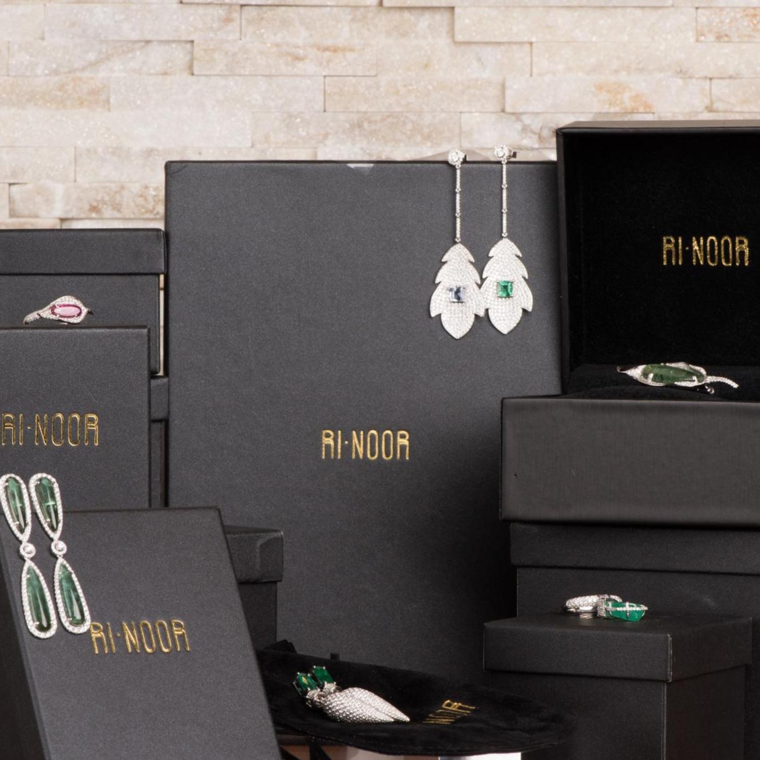 Luxury Essentials Emerald and Diamond Stud Earrings For Sale 1