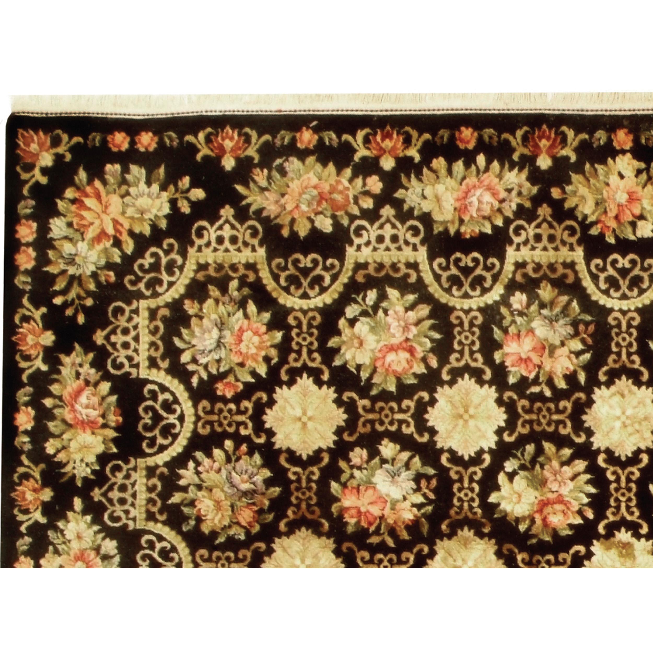 Issu du savoir-faire artisanal de la Chine, ce tapis est un exemple parfait de l'art des tapis empilés, mêlant harmonieusement le design traditionnel français et européen. La couleur de fond de ce tapis est formée par les riches fibres résilientes