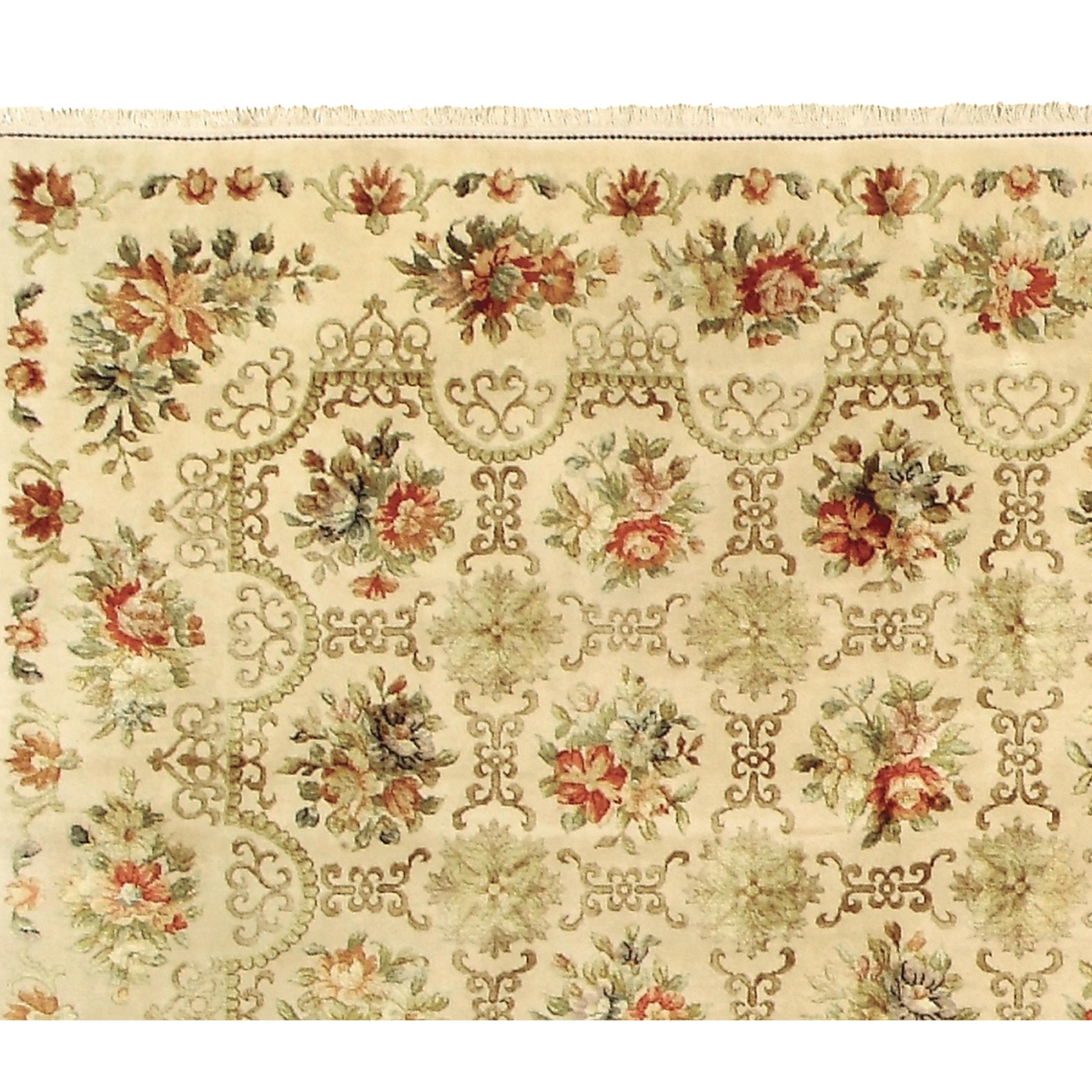 Issu du savoir-faire artisanal de la Chine, ce tapis est un exemple parfait de l'art des tapis empilés, mêlant harmonieusement le design traditionnel français et européen. La couleur de fond de ce tapis est formée par les riches fibres résilientes
